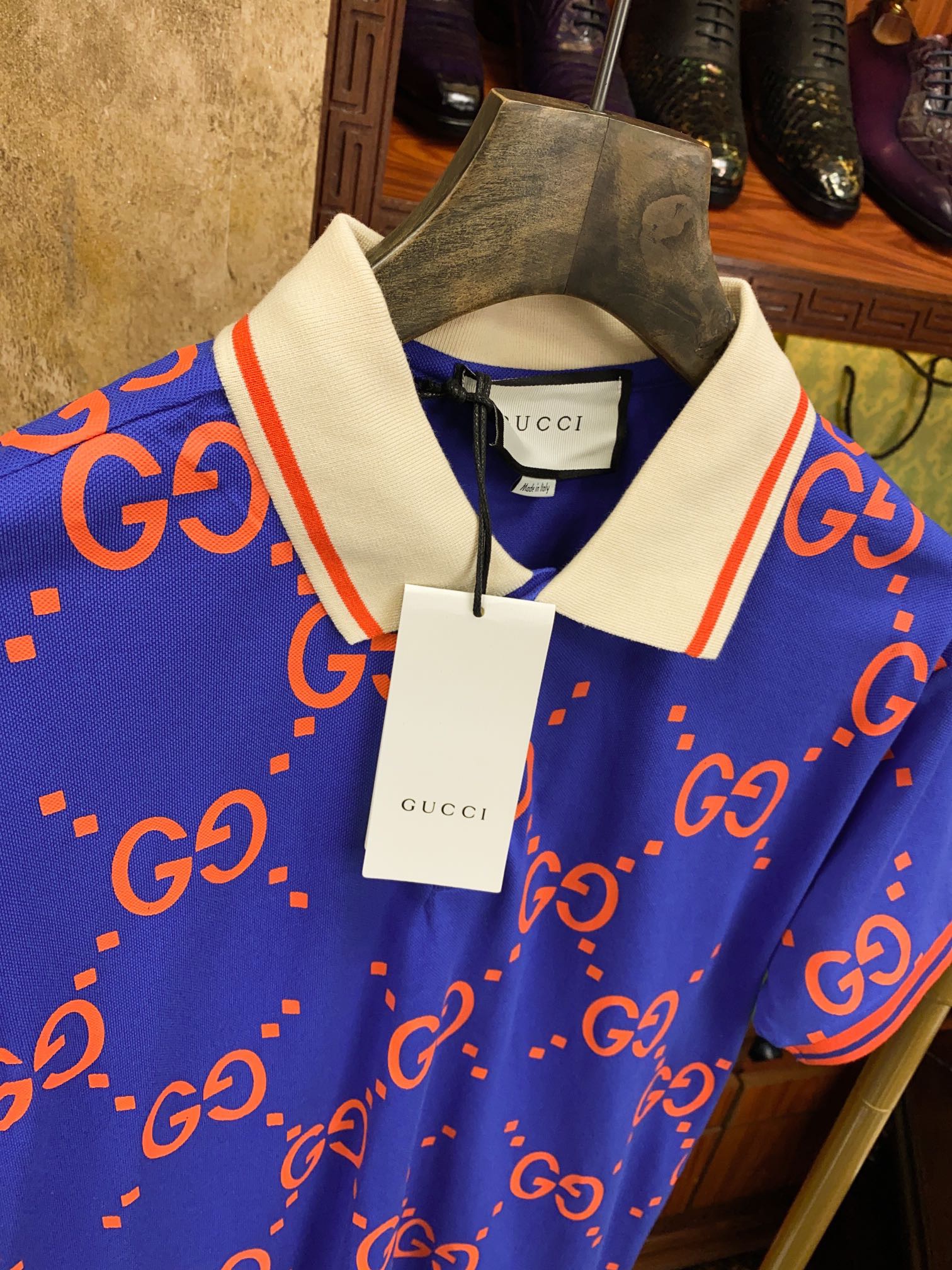 Поло мужское в стиле Gucci с принтом GG синего цвета с белым воротником