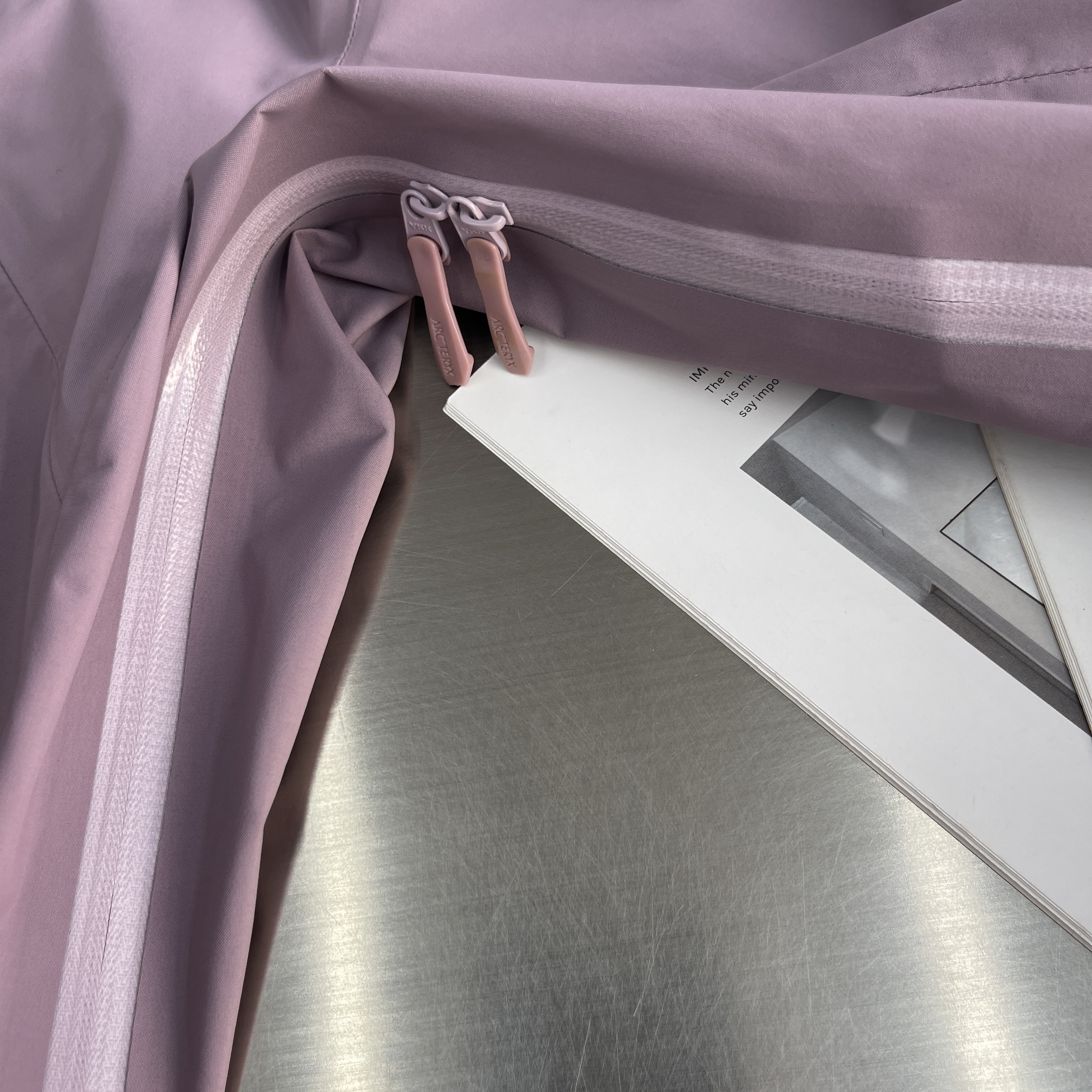 Куртка унисекс в стиле Arc'teryx Beta SL и с капюшоном пудрово-розового цвета