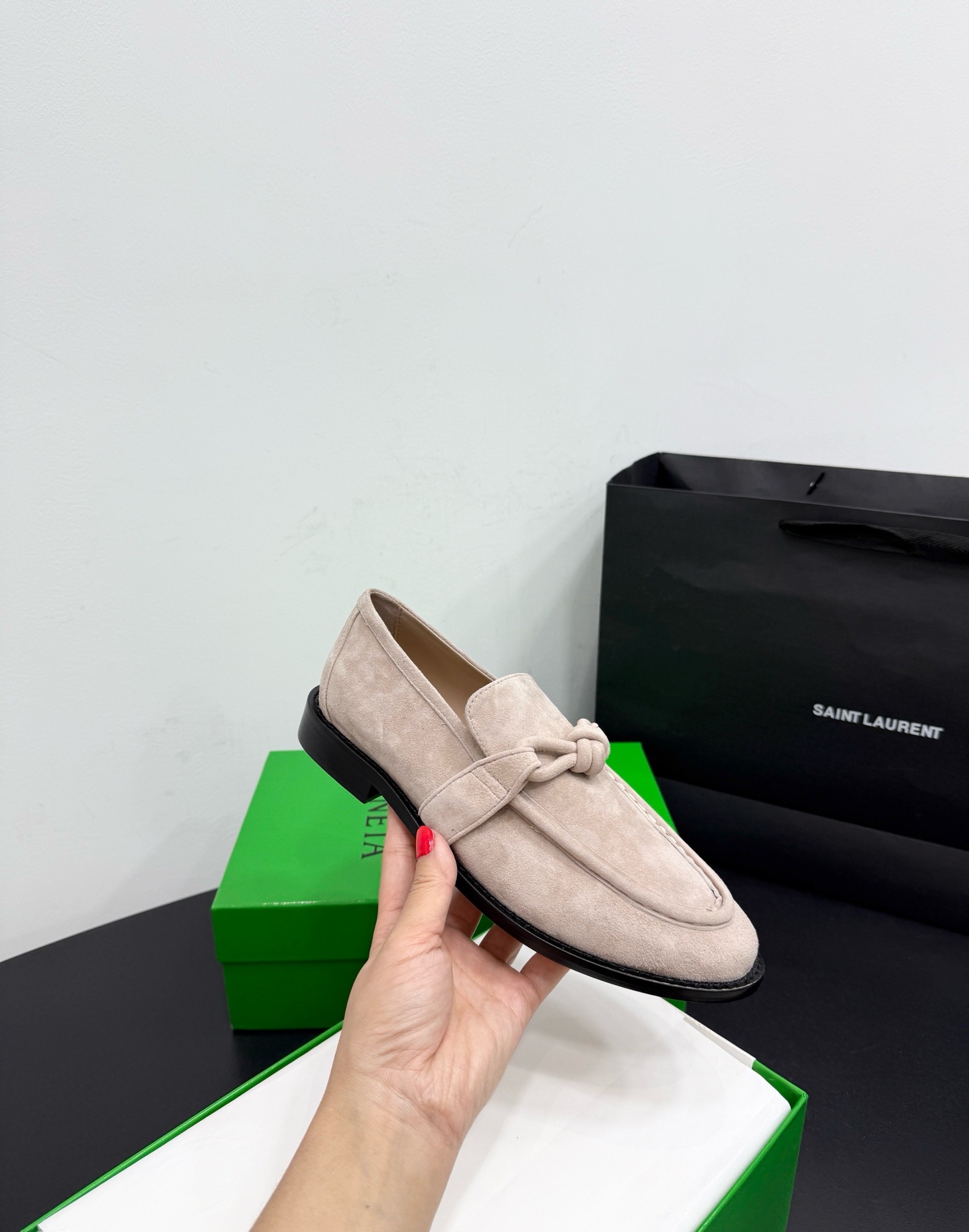 Лоферы женские в стиле Bottega Veneta Astaire из натуральной замши бежевого цвета