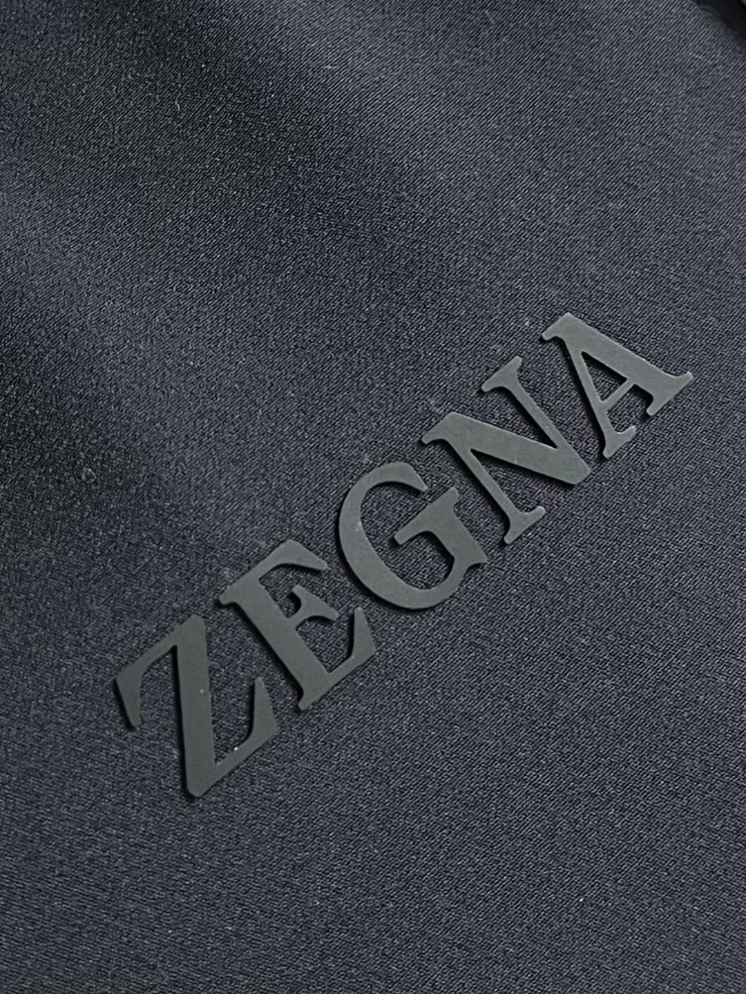 Костюм мужской в стиле Zegna тёмно-серого цвета с лампасами