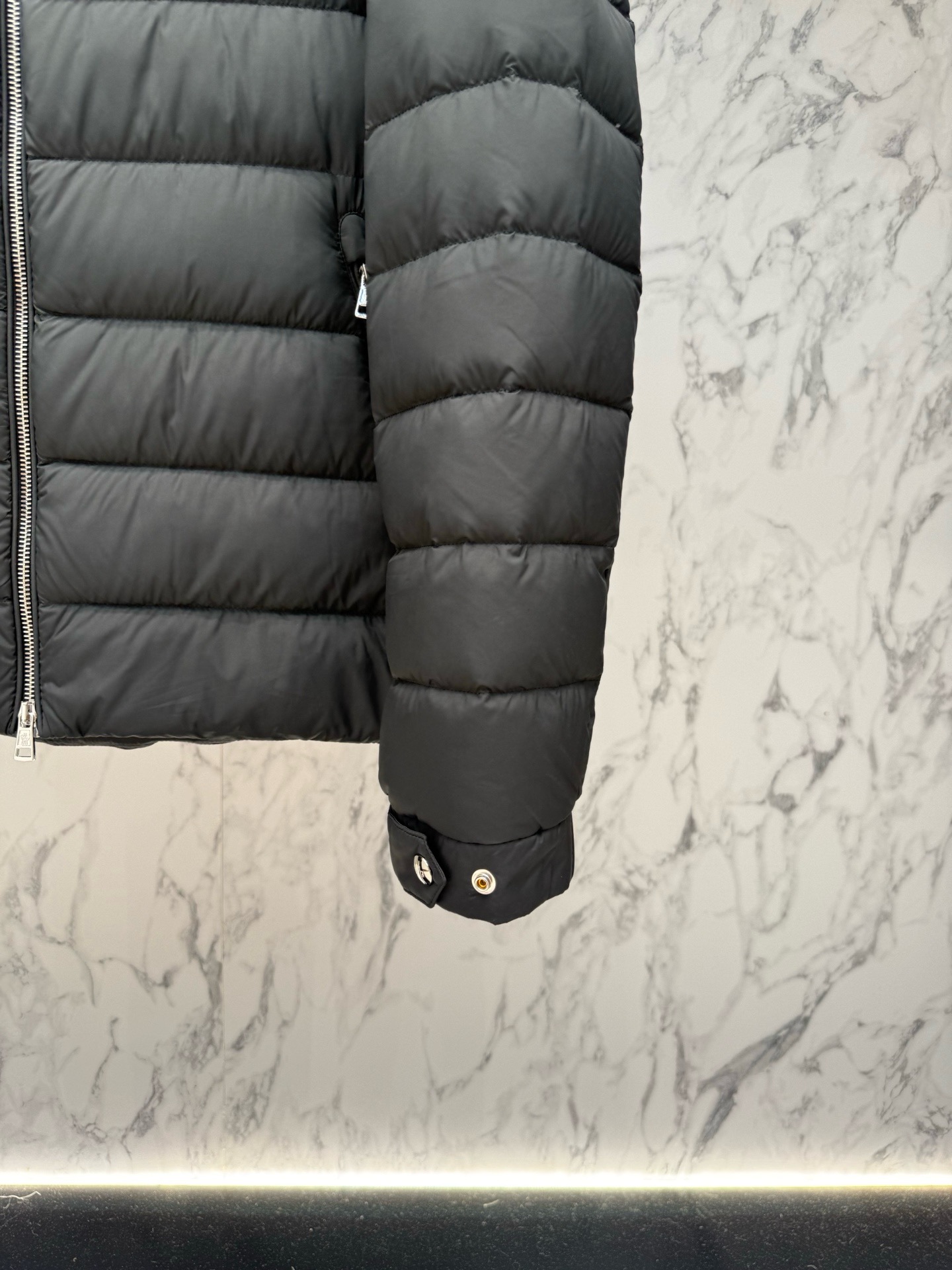 Пуховик мужской Moncler Alrai тёмно-серого цвета с капюшоном и натуральным пухом