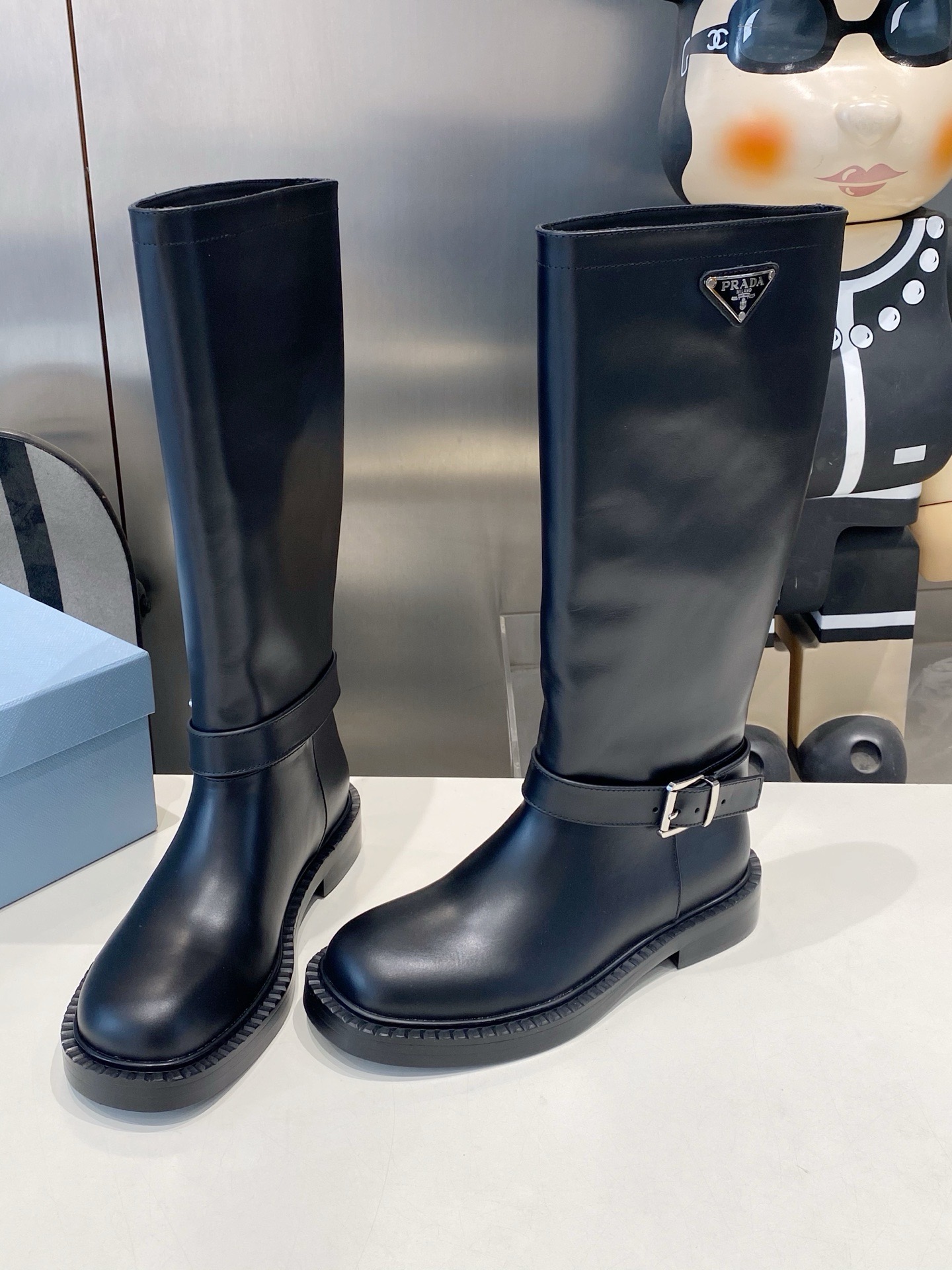 Сапоги женские Prada с ремешком чёрного цвета
