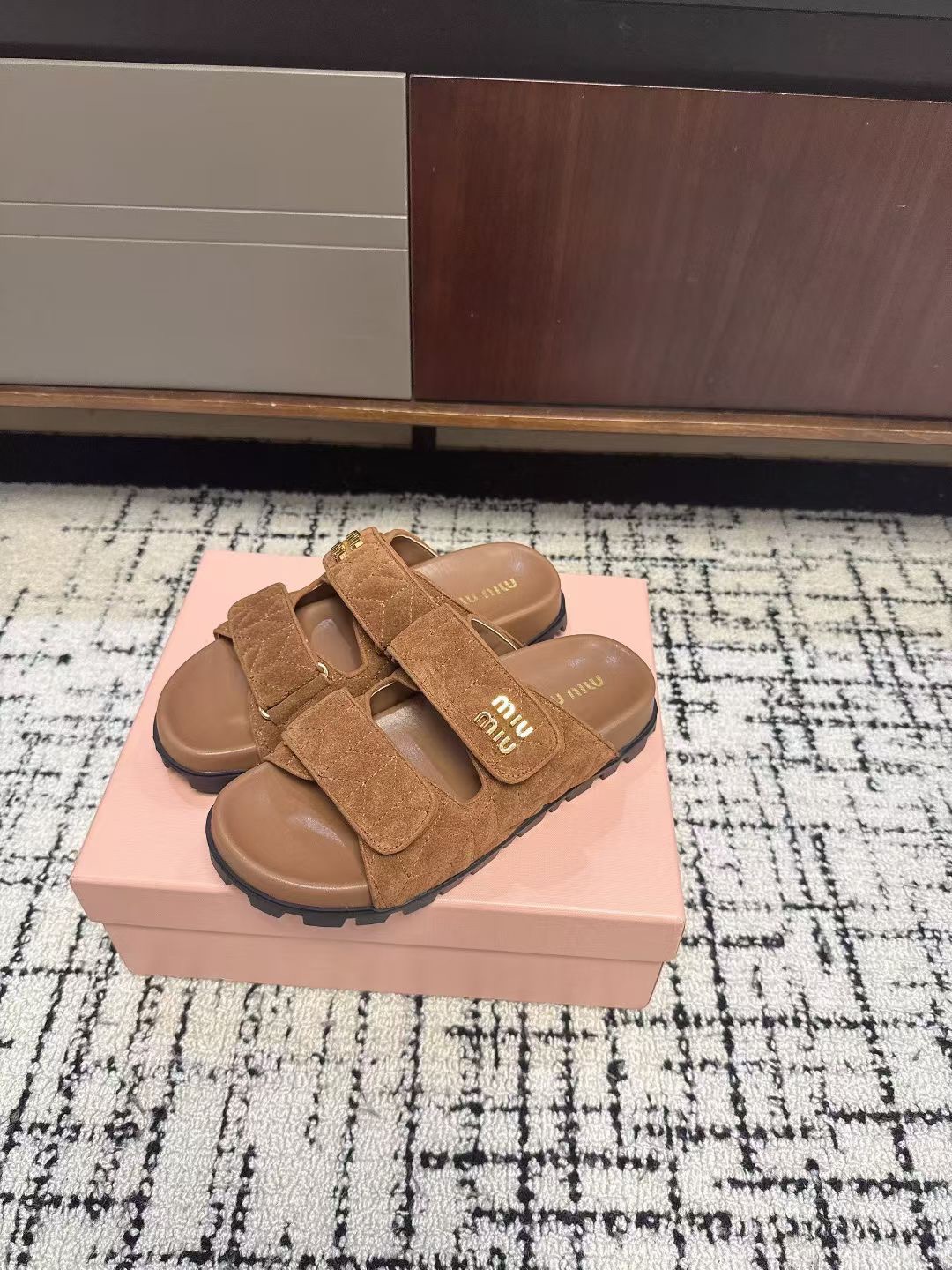 Шлёпанцы женские в стиле Miu Miu бежево-коричневого цвета