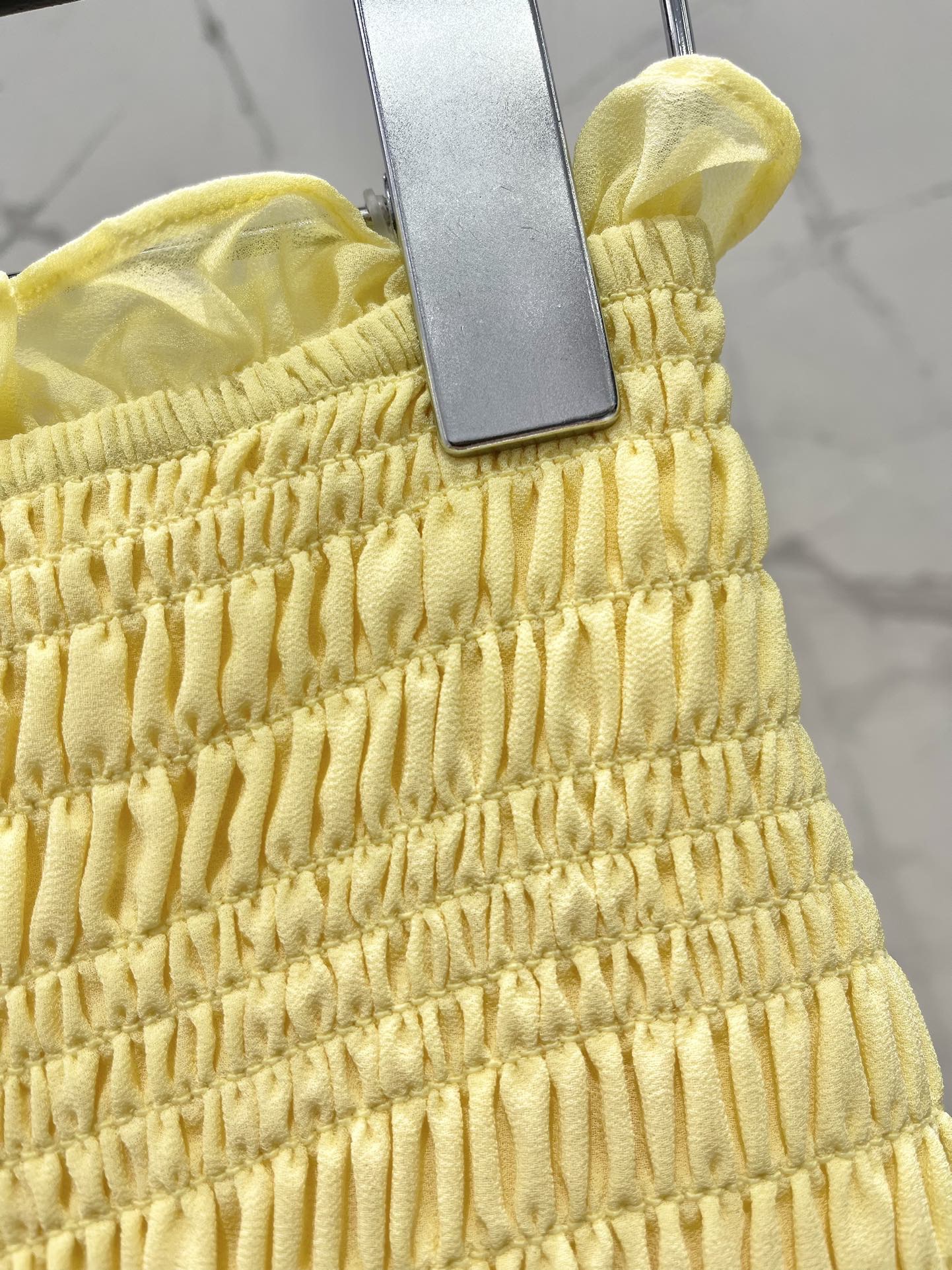 Юбка женская в стиле Saint Laurent жёлтого цвета с рельефной отделкой и оборкой