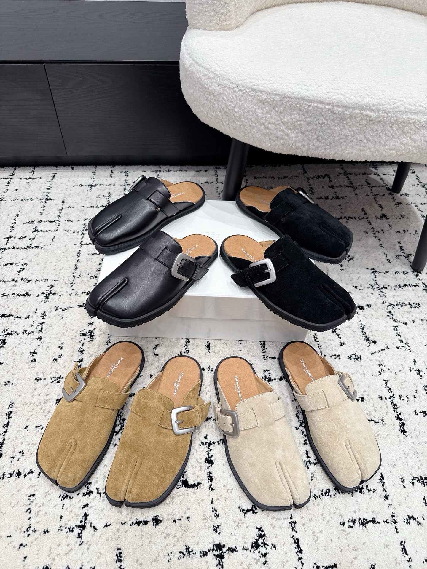 Мюли унисекс в стиле Maison Margiela MM6 Tabi с пряжкой чёрного цвета
