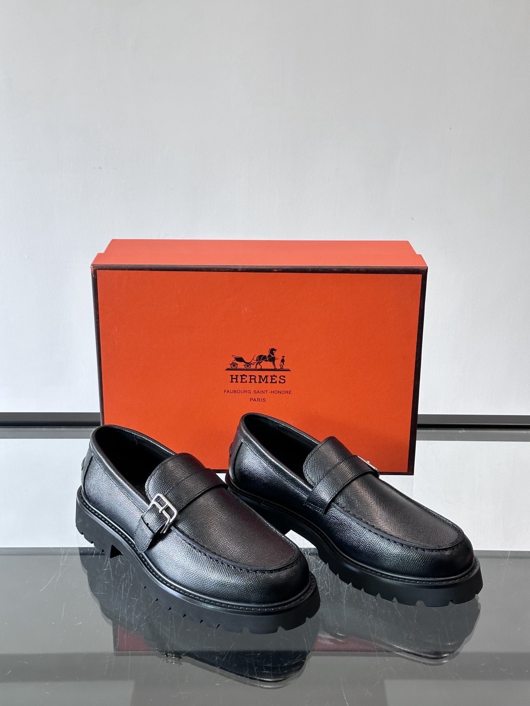 Лоферы мужские в стиле Hermes с пряжкой из натуральной кожи черного цвета