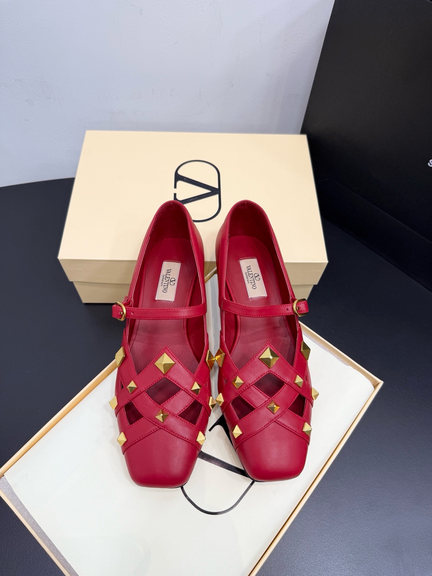 Туфли женские в стиле Valentino Garavani Rockstud с заклёпками красного цвета