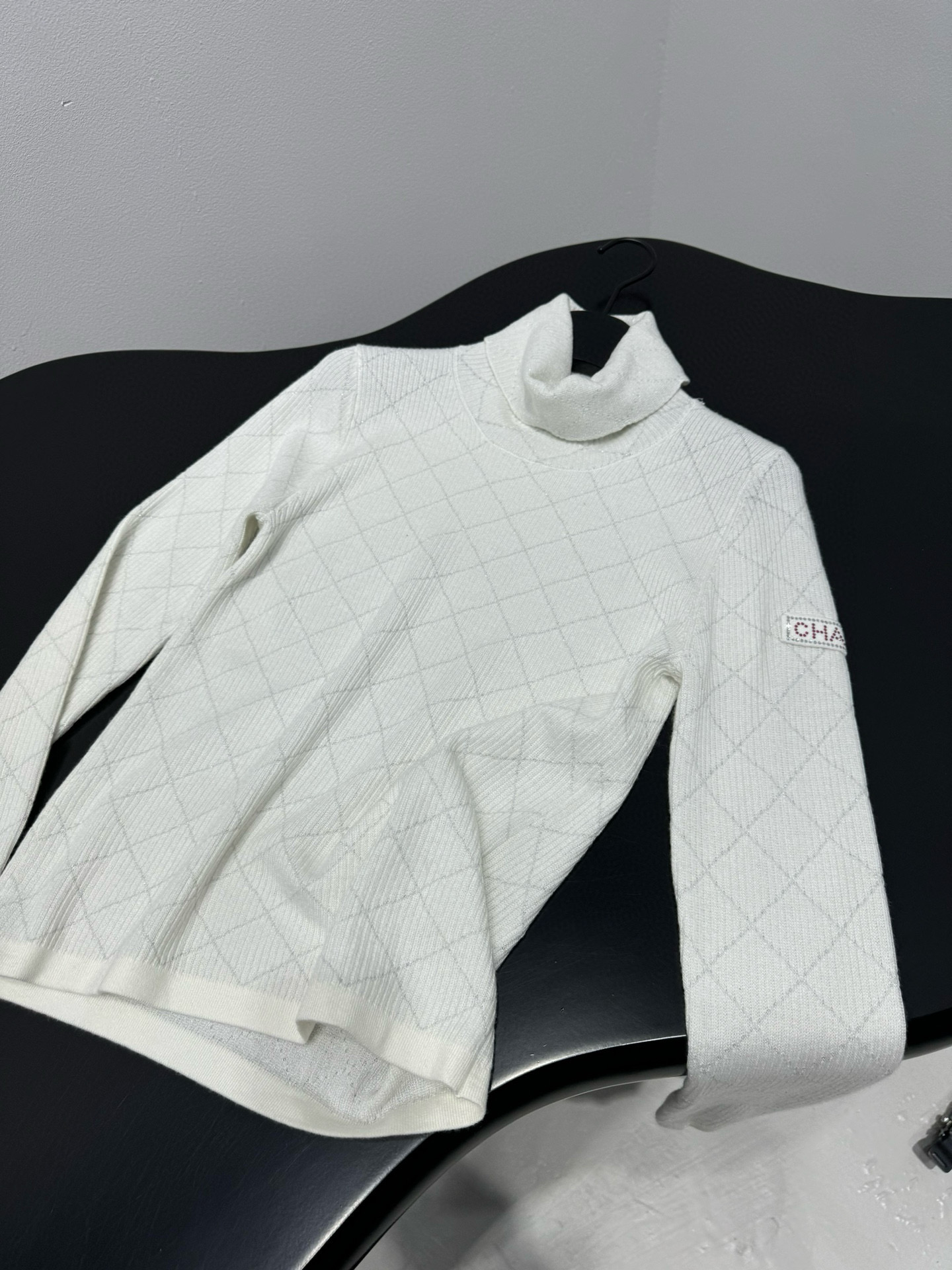 Свитер женский в стиле Chanel из шерстяного трикотажа белого цвета с ромбовым узором и высоким воротником
