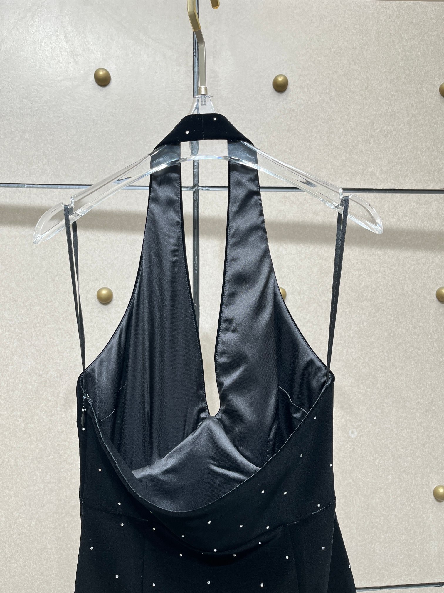 Платье женское из эластичного текстиля чёрного цвета с декором из кристаллов и бантом