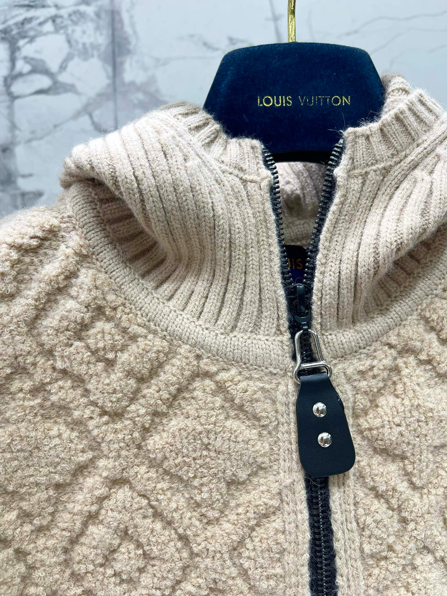 Кардиган женский в стиле Louis Vuitton из трикотажа с фактурной вязкой, бежевого цвета