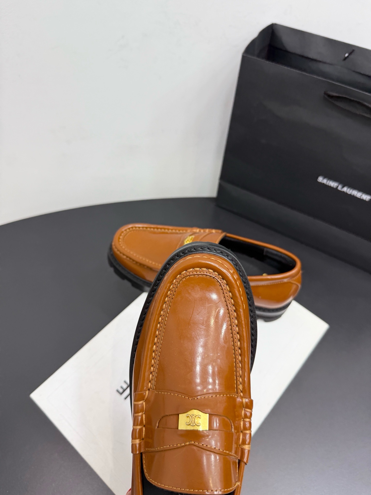 Лоферы женские Celine Triomphe из натуральной кожи коричневого цвета