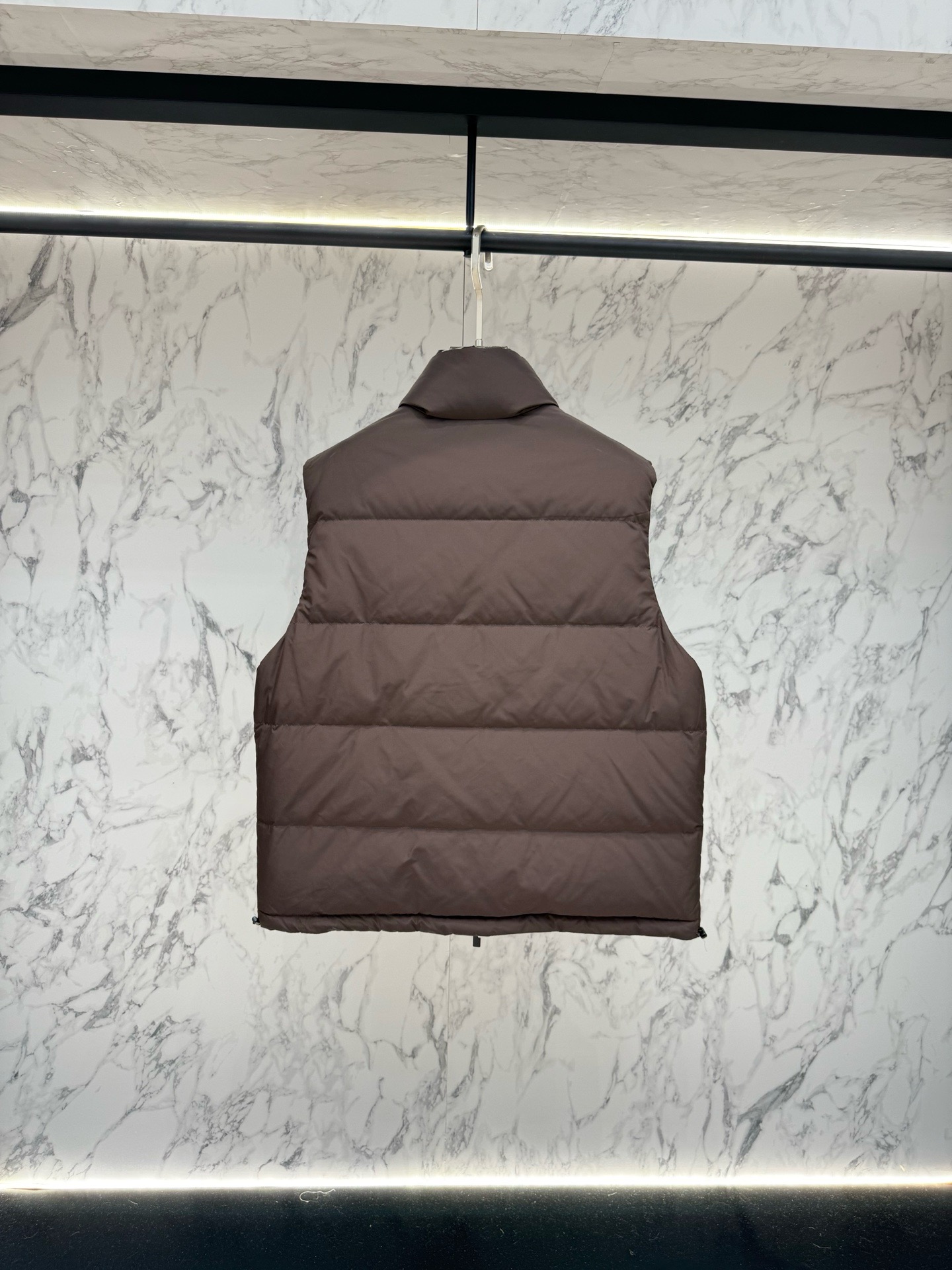 Жилет пуховый мужской Burberry Reversible Check Puffer Gilet двусторонний серо-коричневого цвета с фирменной клеткой и натуральным пухом