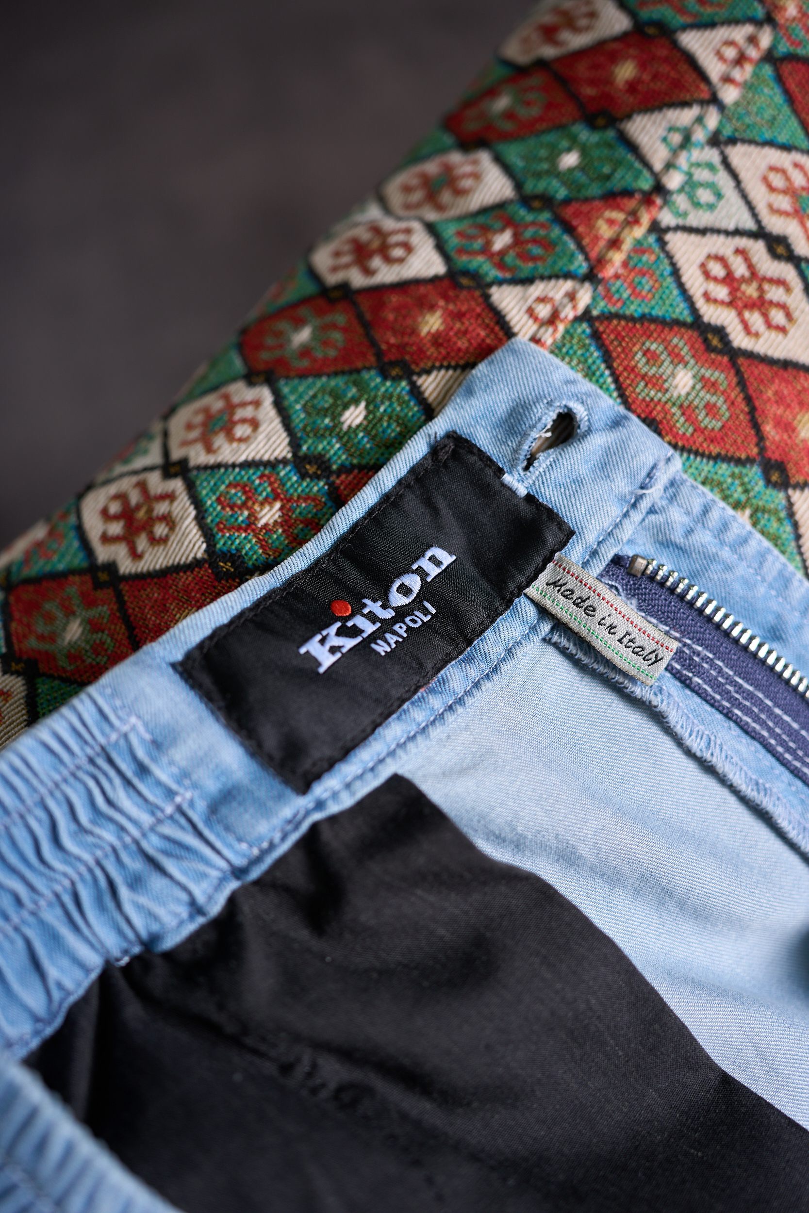 Шорты мужские в стиле Kiton светло-голубого цвета с фирменной фурнитурой