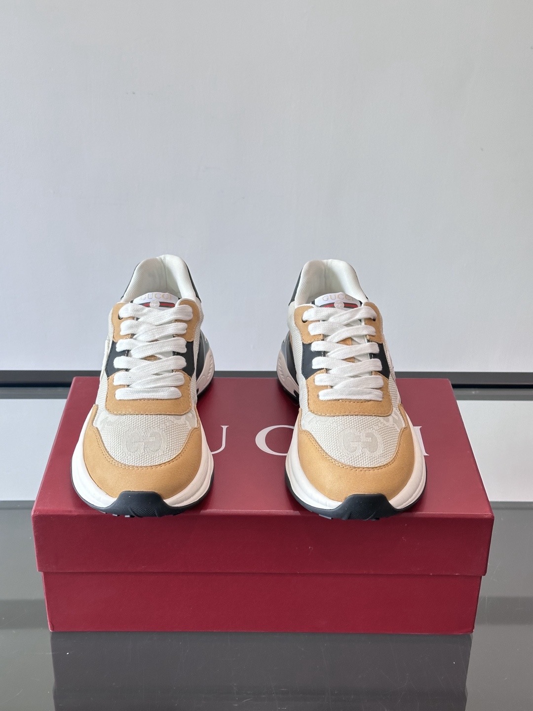 Кроссовки мужские в стиле Gucci бежево-песочного цвета с чёрными и белыми вставками