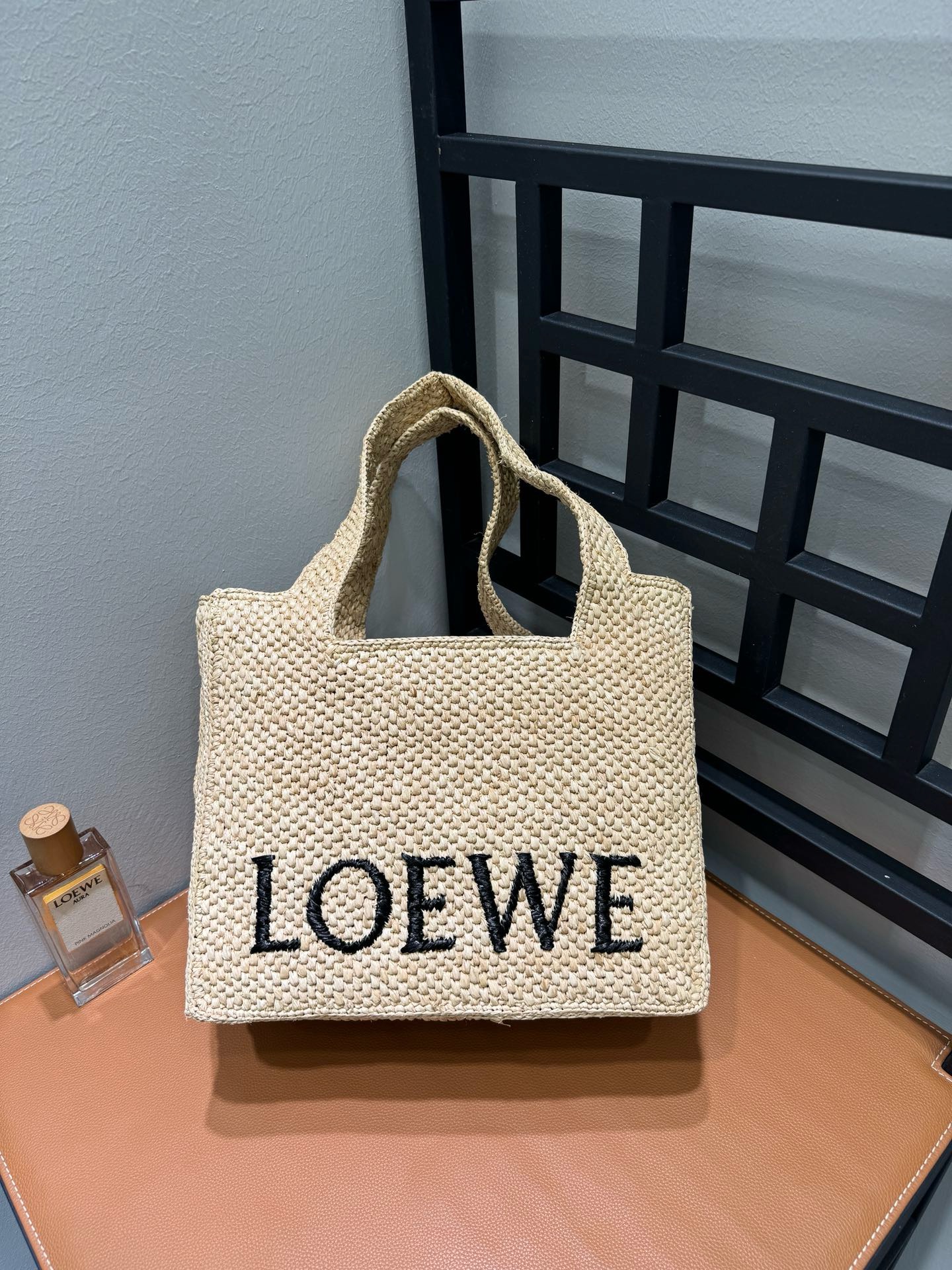 Сумка женская Loewe Tote бежевого цвета с чёрной вышивкой