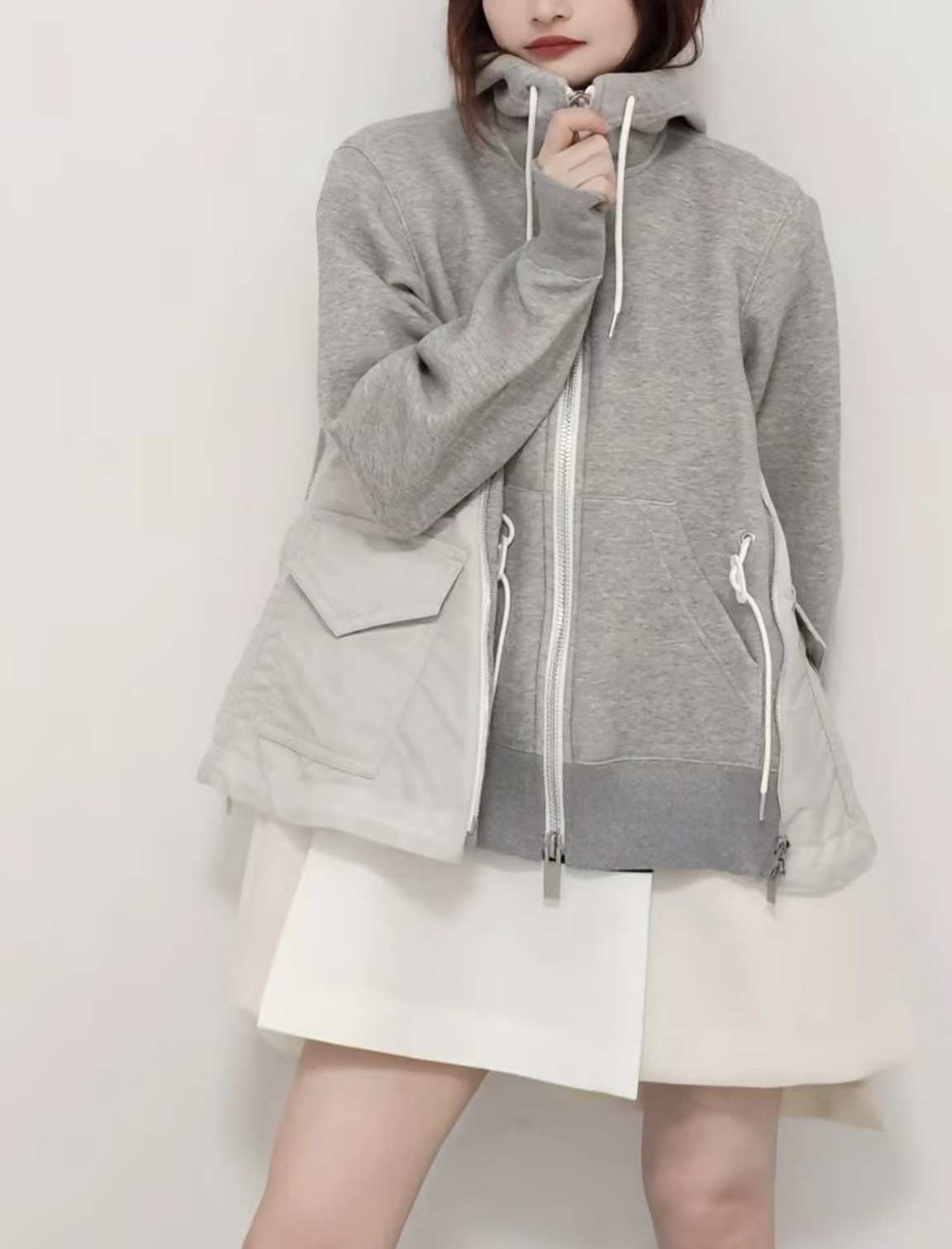 Худи женское в стиле Sacai серого цвета с контрастными вставками и застёжкой на молнии