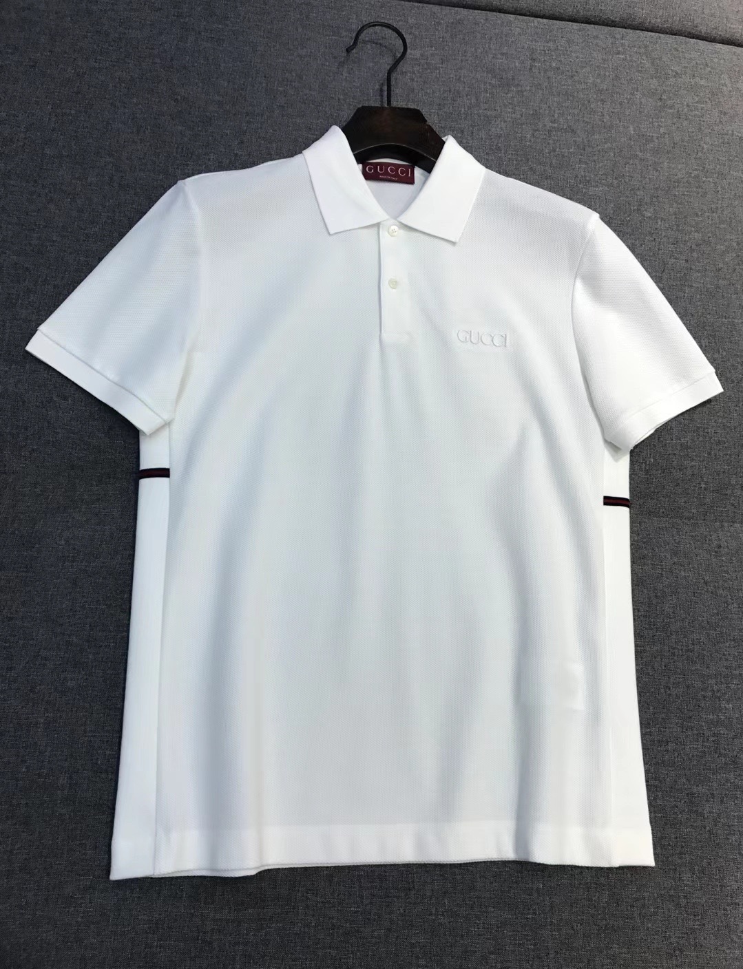 Поло мужское в стиле Gucci с коротким рукавом белого цвета