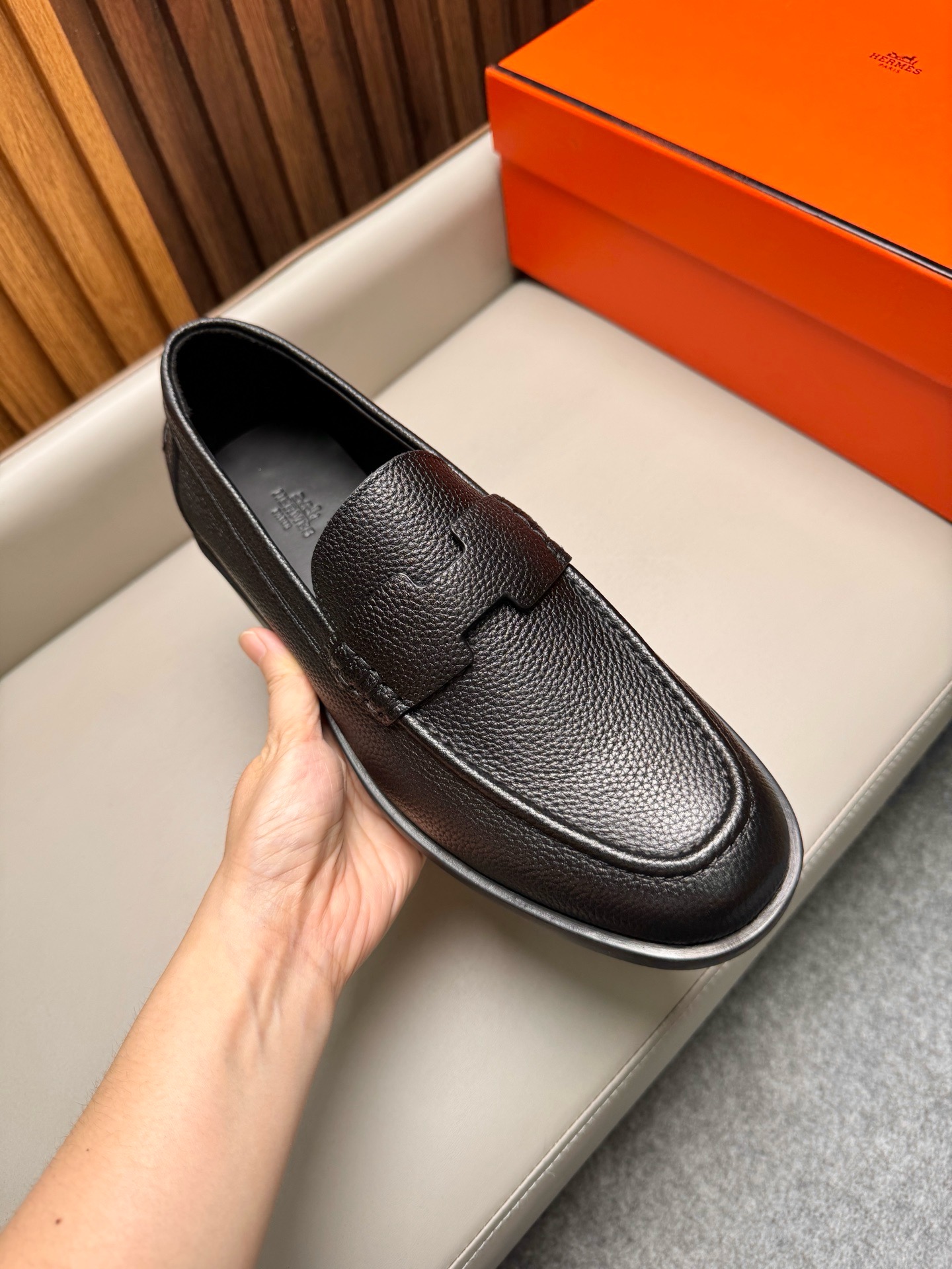Лоферы мужские в стиле Hermes из натуральной кожи черного цвета