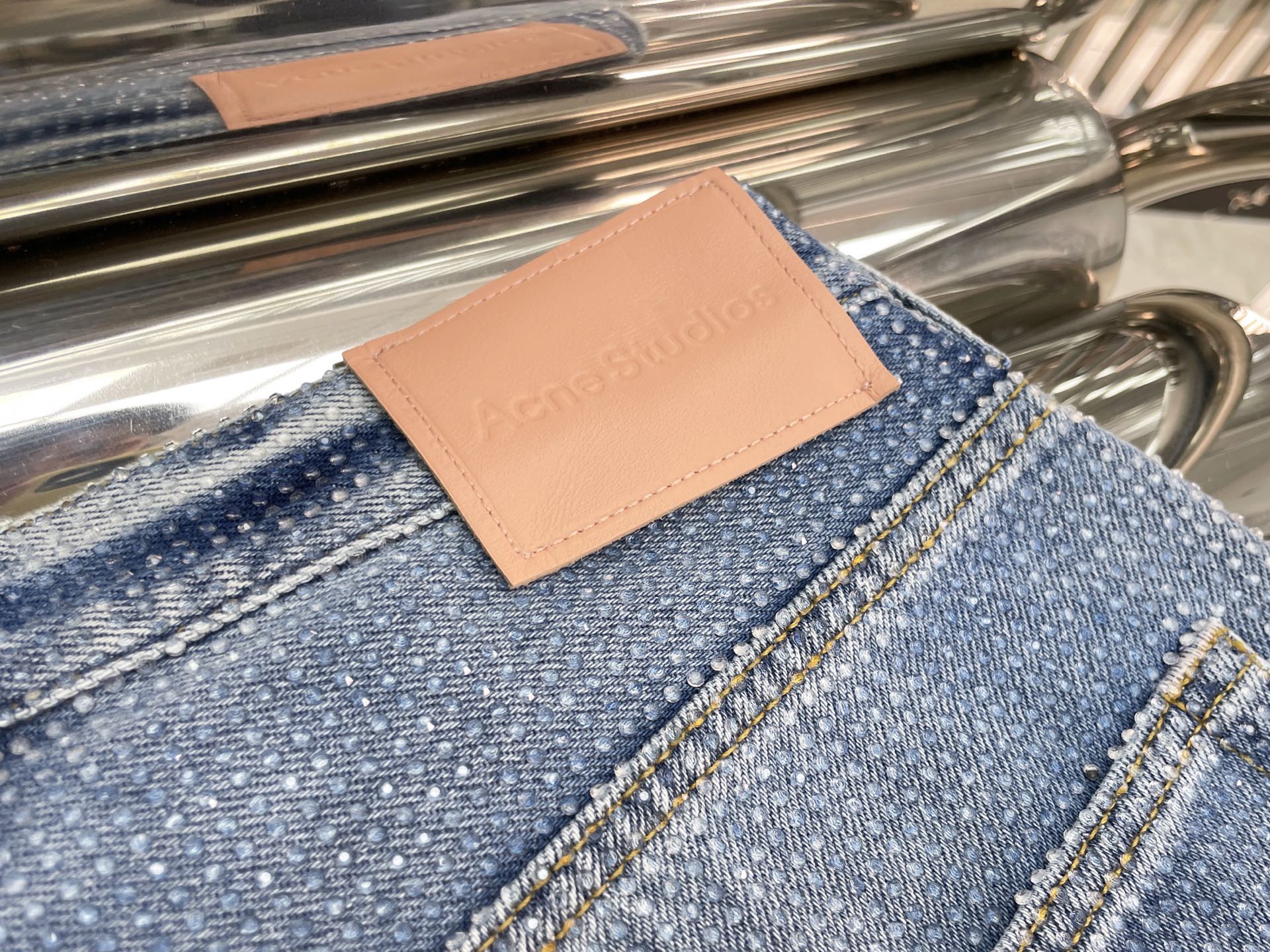 Джинсы женские в стиле Acne Studios из денима голубого цвета с декоративным кристальным покрытием