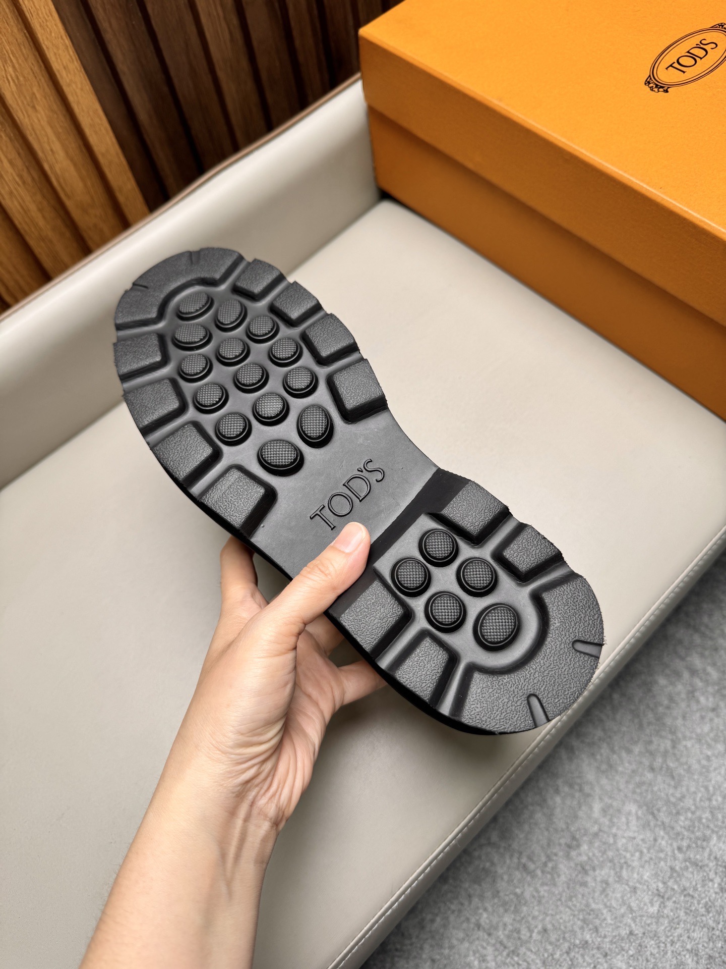 Лоферы мужские в стиле Tod’s черного цвета на массивной подошве