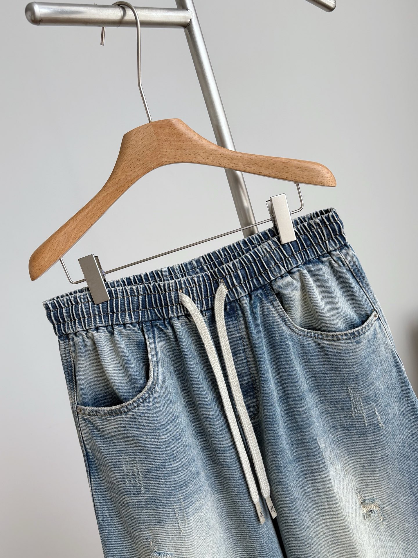 Джинсы мужские в стиле Bottega Veneta из денима синего цвета свободного кроя