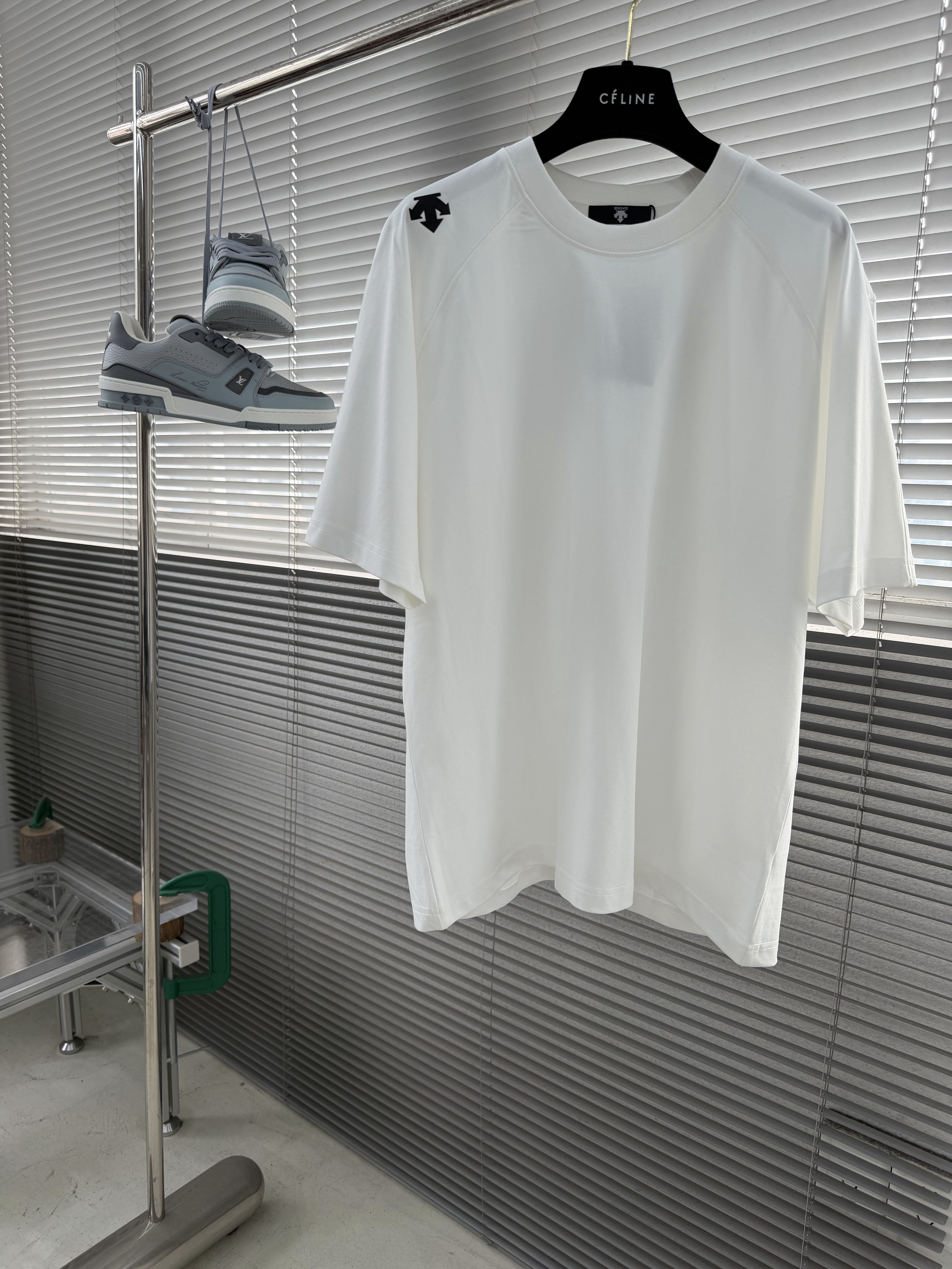 Футболка мужская в стиле Descente прямого кроя с логотипом