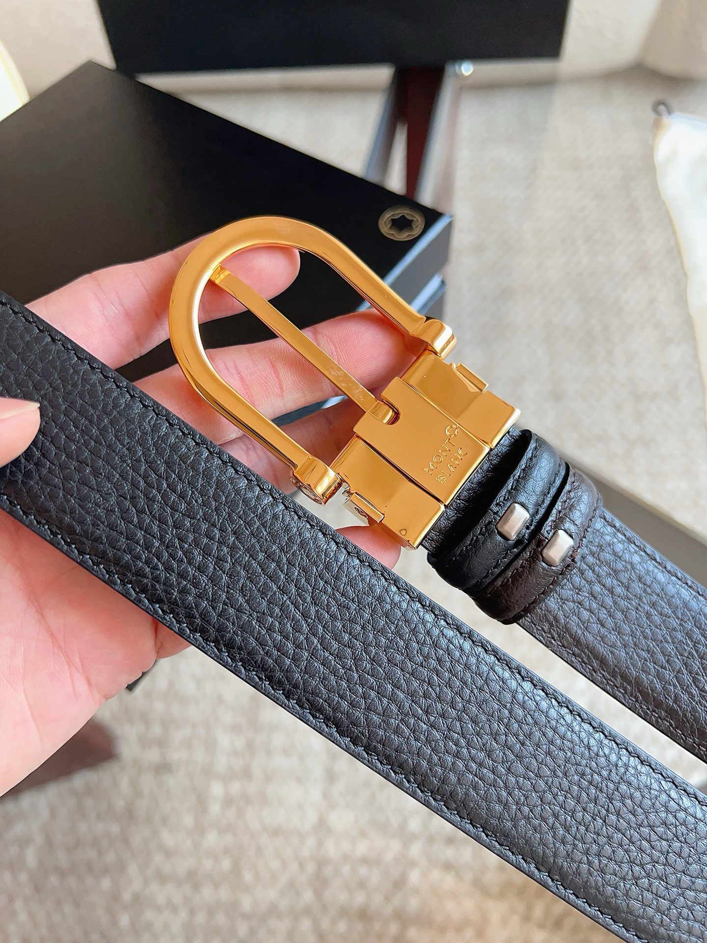 Ремень мужской Montblanc чёрного цвета двусторонний с золотистой пряжкой