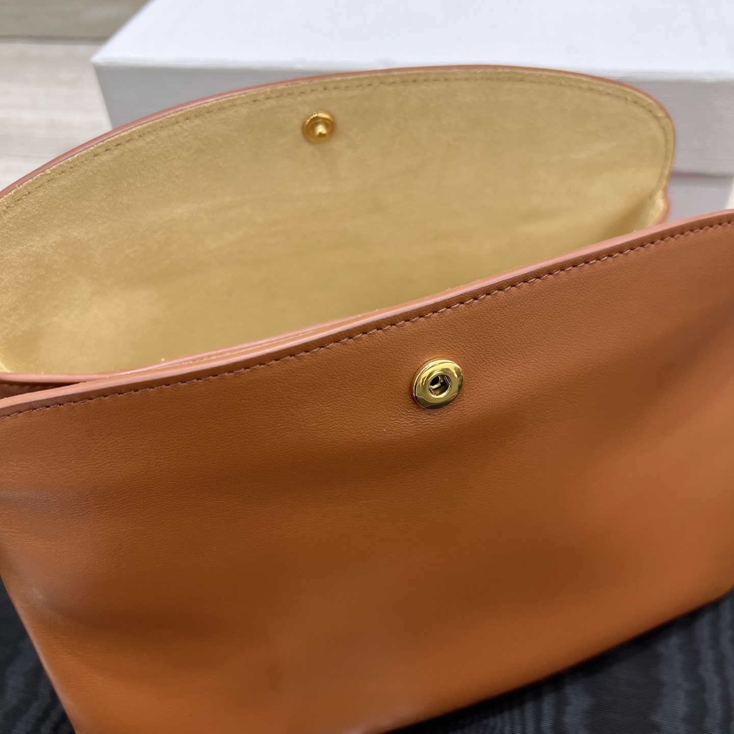 Сумка женская в стиле Celine Trio Flap карамельного цвета