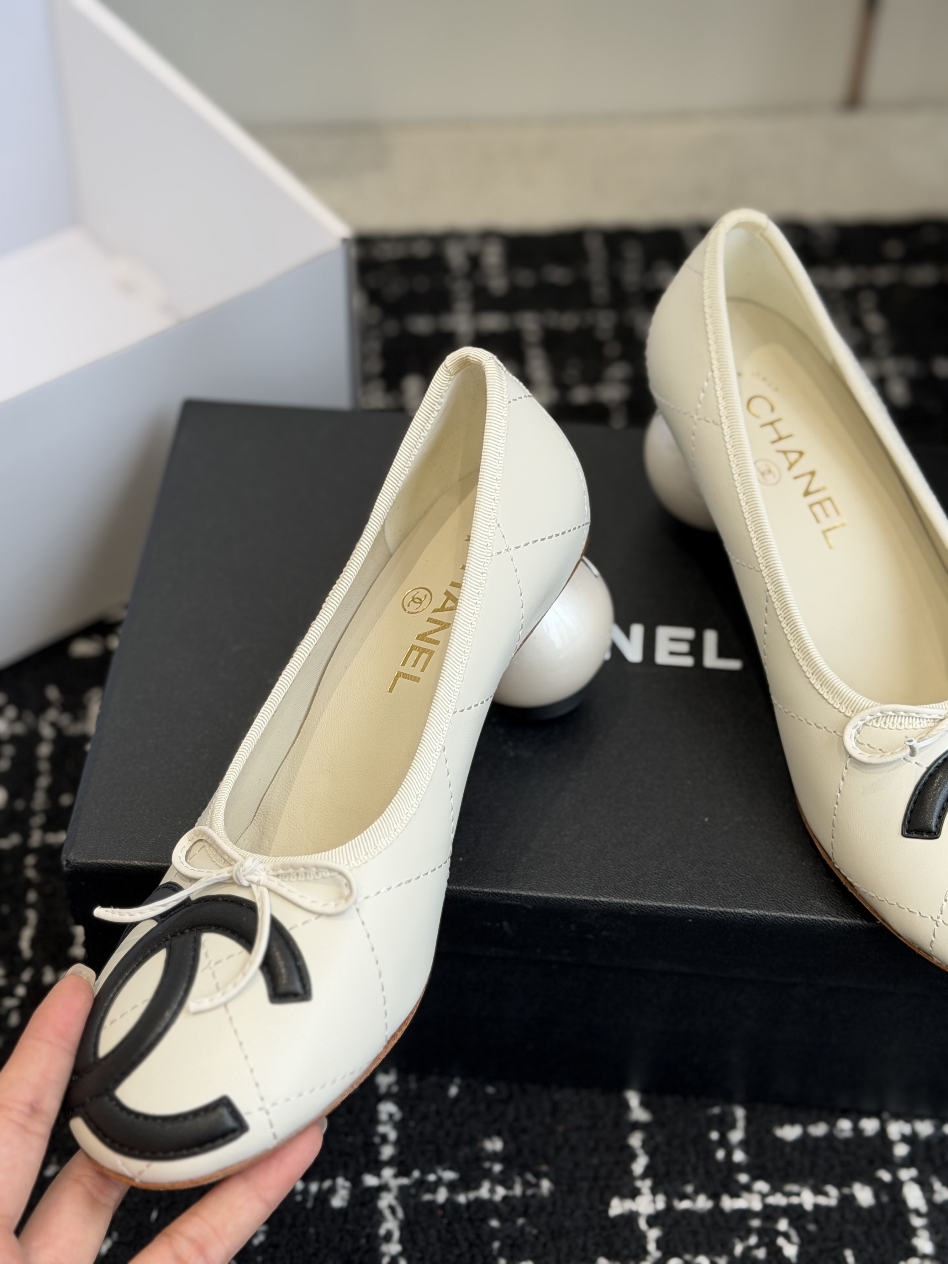Туфли женские в стиле Chanel белого цвета