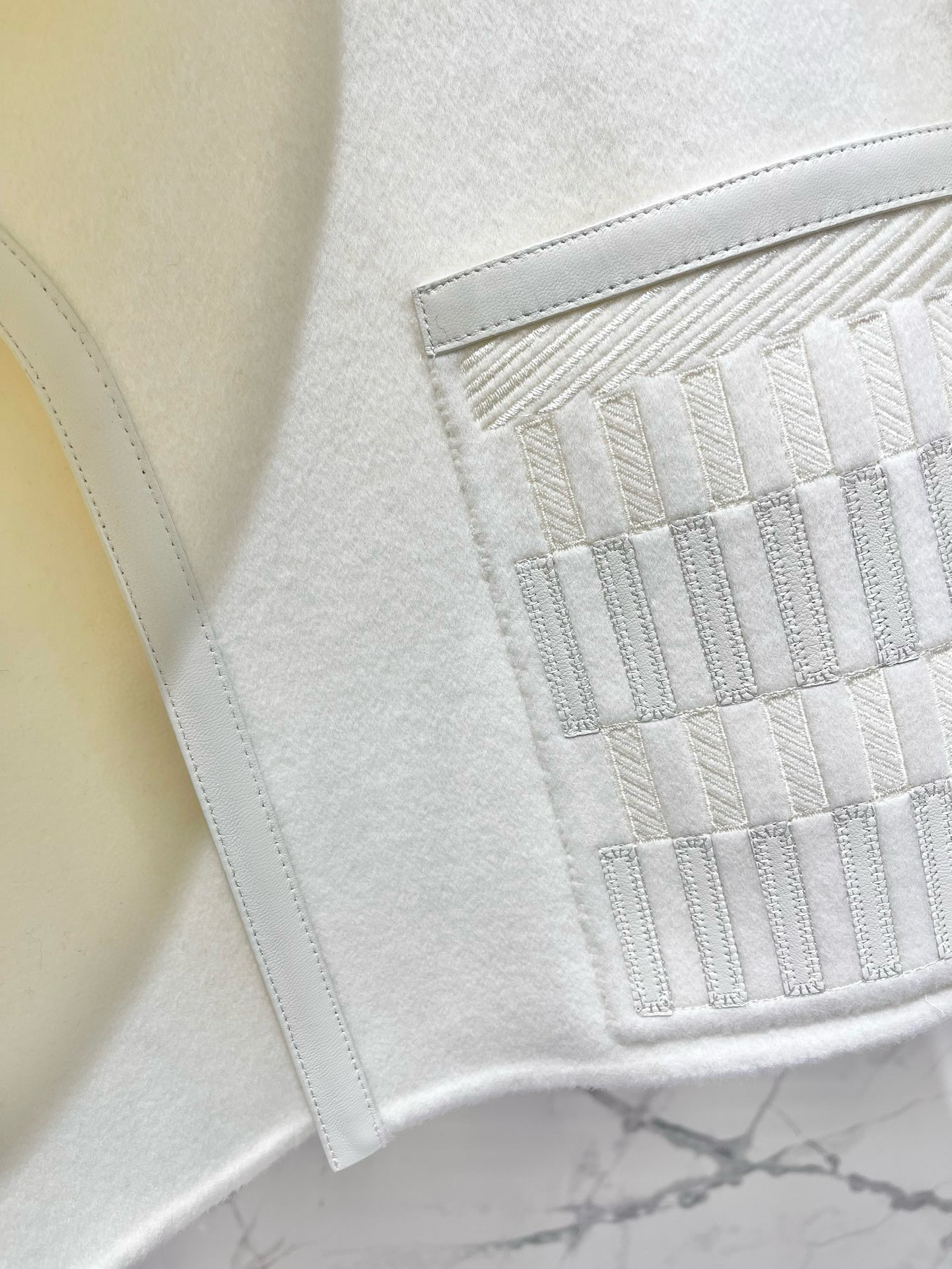 Жакет женский в стиле Hermès с вышивкой и кожаной отделкой, белого цвета