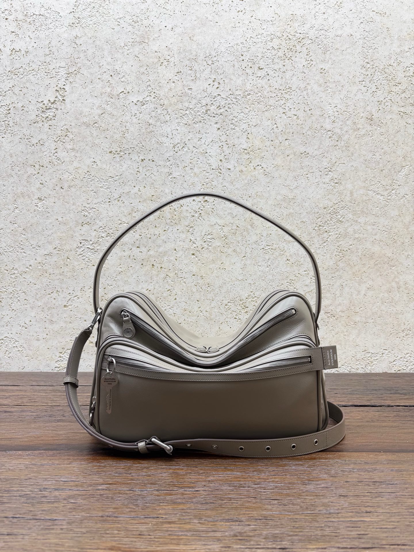 Сумка женская Acne Studios Camera Bag серого цвета