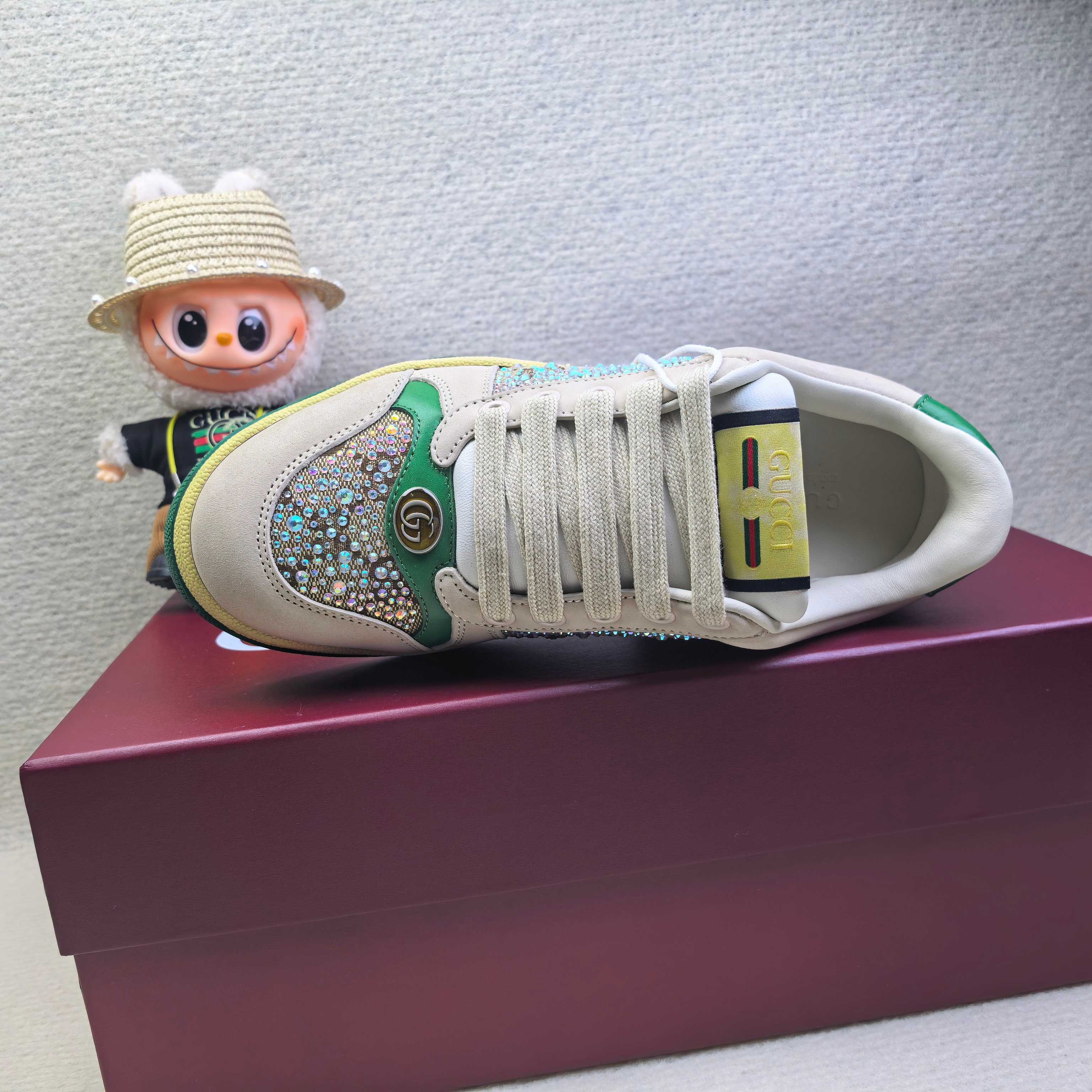 Кроссовки унисекс в стиле Gucci бежевого цвета с зелёными акцентами и декором