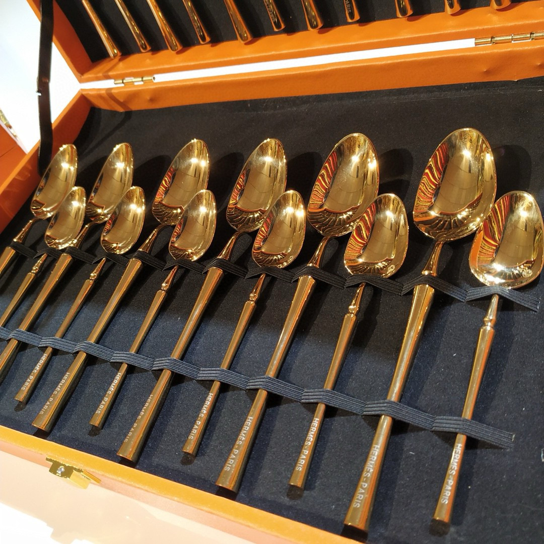 Набор столовых приборов унисекс в стиле Hermès золотого цвета в премиальном подарочном кейсе (24 предмета)