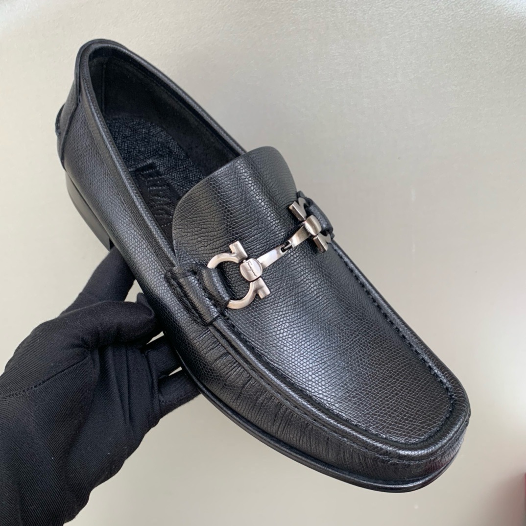 Лоферы мужские в стиле Salvatore Ferragamo из натуральной кожи с ладонной текстурой черного цвета