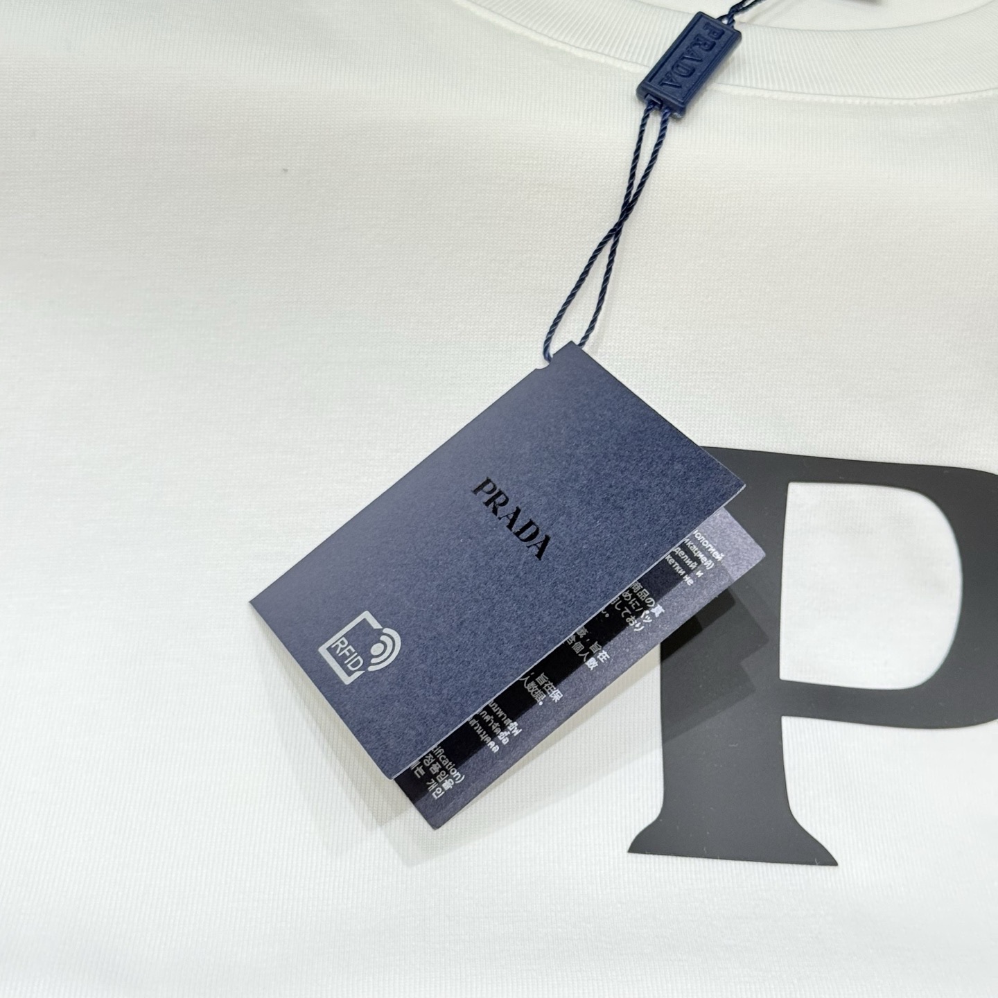Футболка мужская в стиле Prada с логотипом хлопковая базовая белого и чёрного цвета