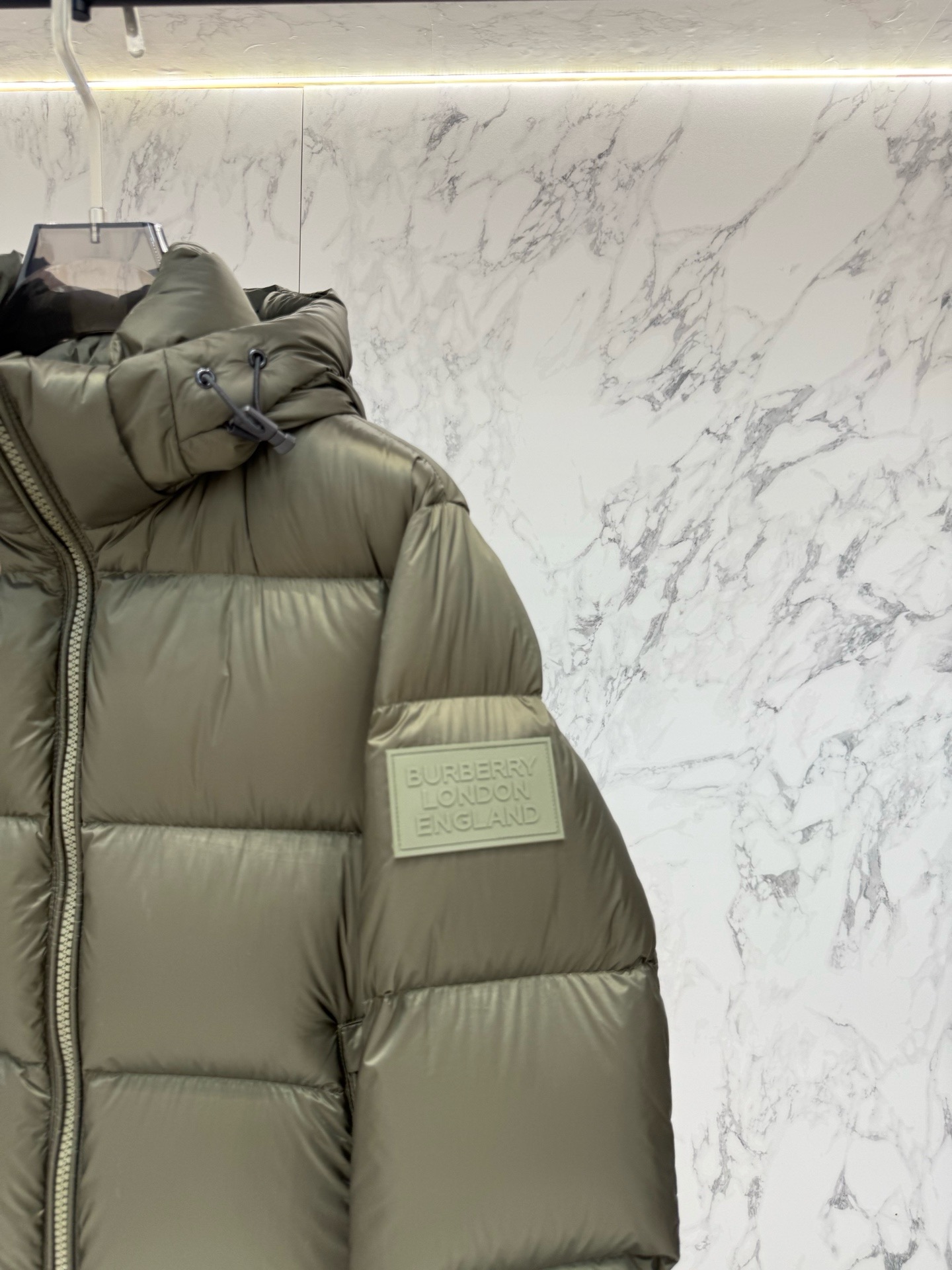 Пуховик мужской Burberry цвета хаки с капюшоном и натуральным пухом