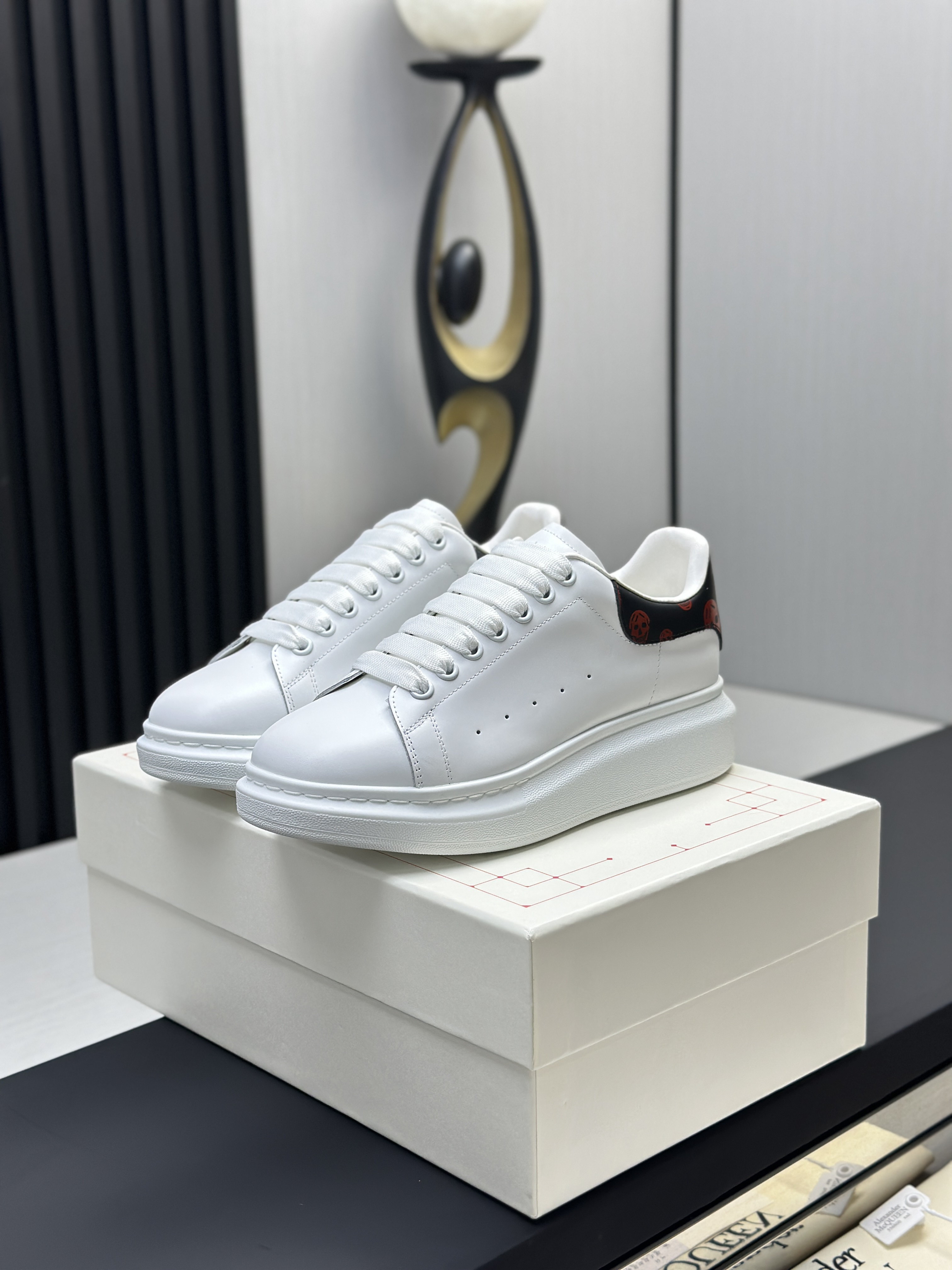 Кроссовки в стиле Alexander McQueen Oversized Sneaker белого цвета с контрастной пяткой