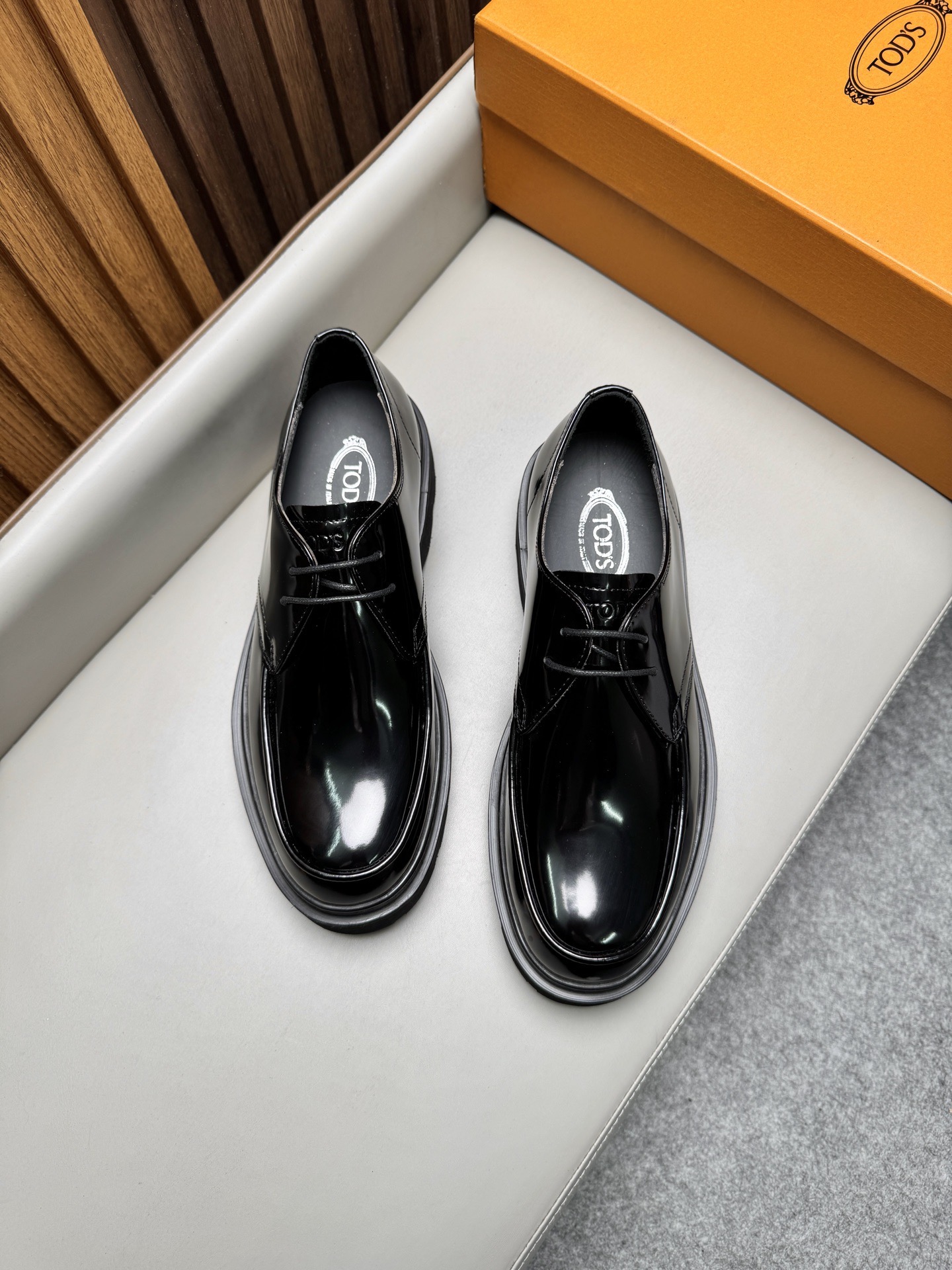 Туфли мужские в стиле Tod’s черного цвета на массивной подошве