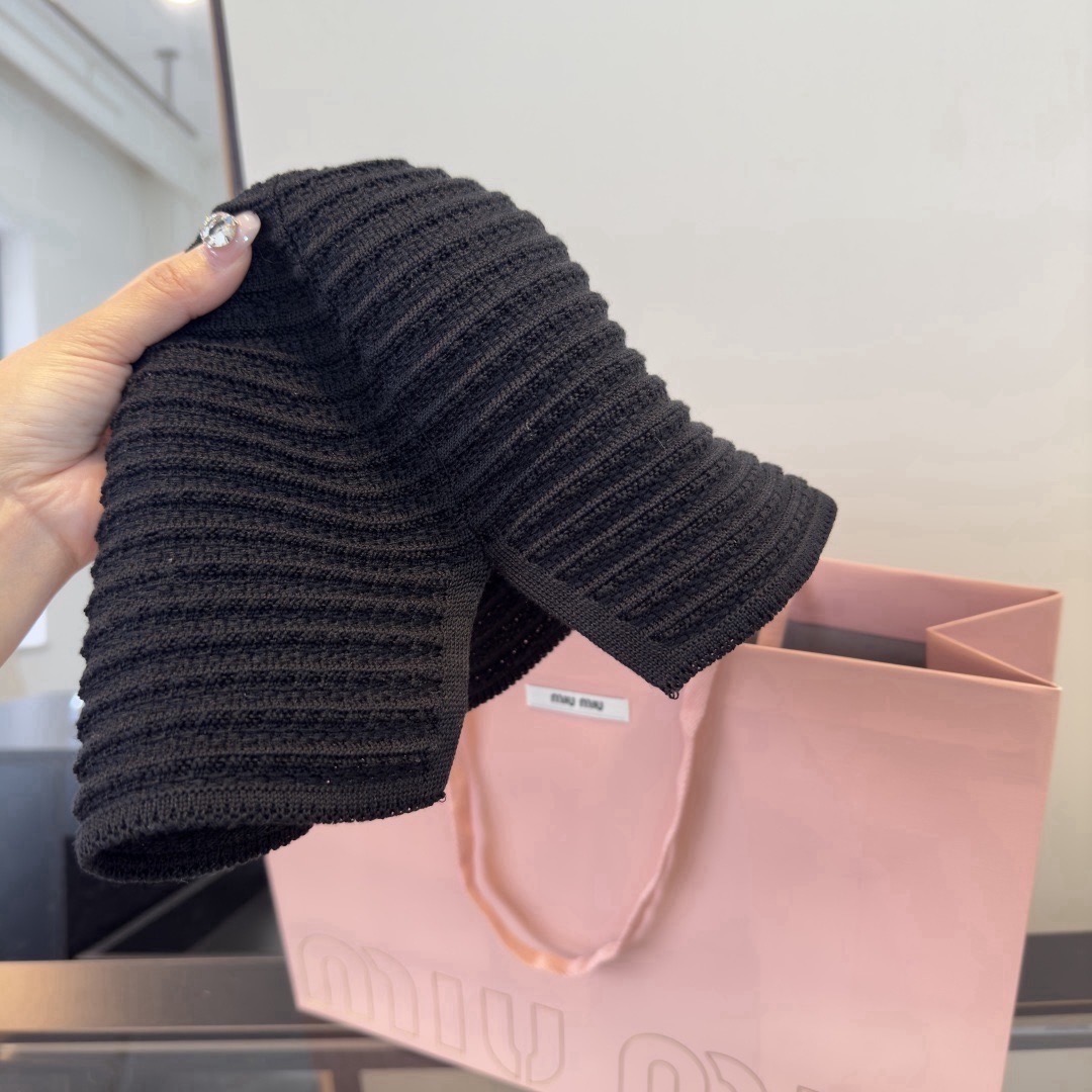 Панама женская в стиле Miu Miu из вязаного текстиля чёрного цвета