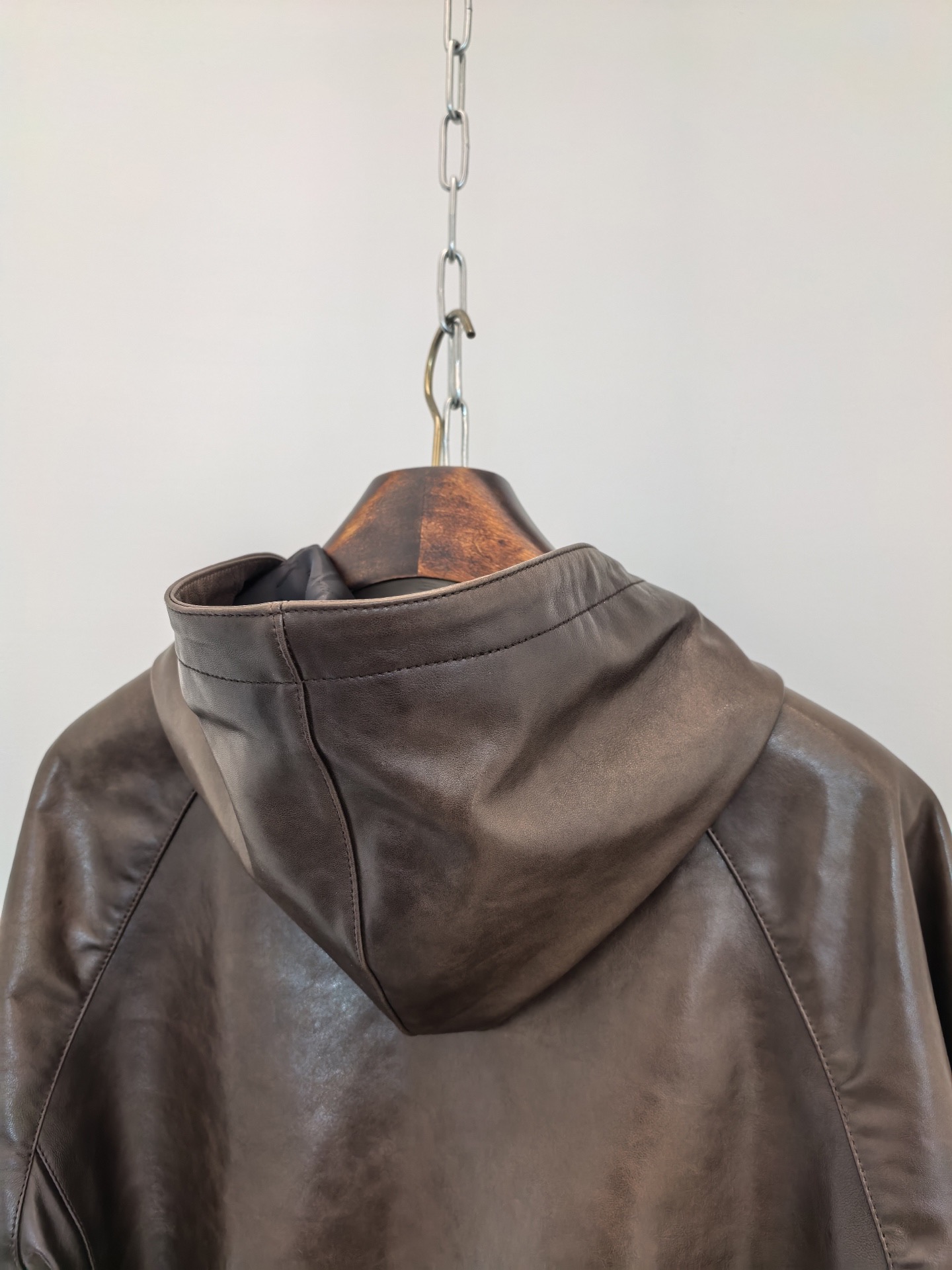 Куртка мужская в стиле Berluti из натуральной кожи коричневого цвета с капюшоном