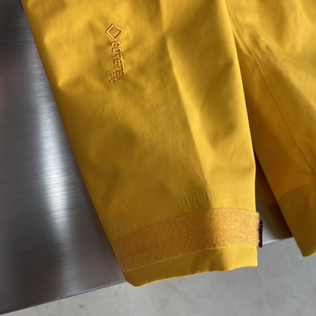 Куртка унисекс в стиле Arc'teryx Alpha SV с капюшоном жёлтого цвета