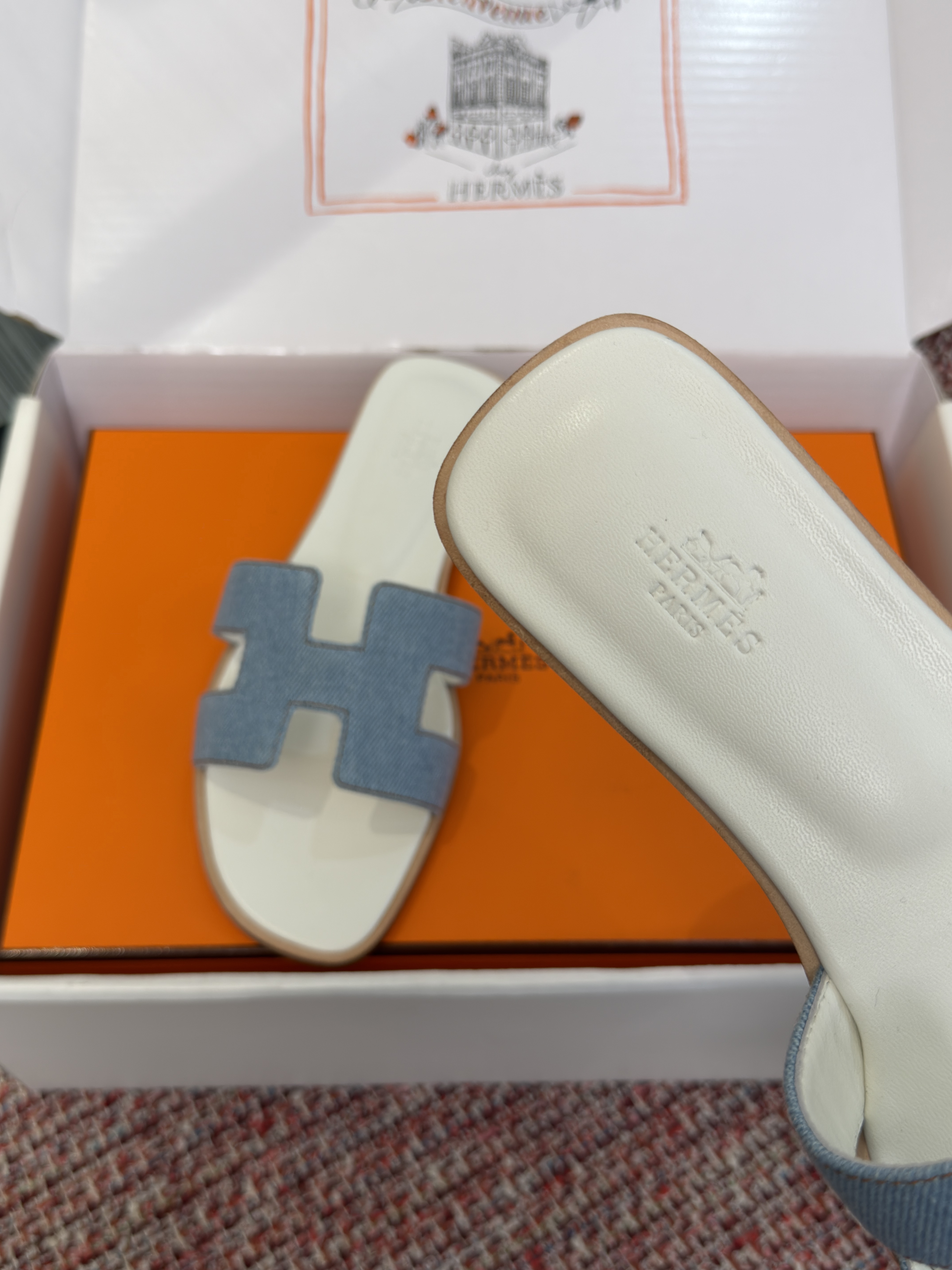 Шлёпанцы женские Hermès Oran голубого и белого цвета на каблуке