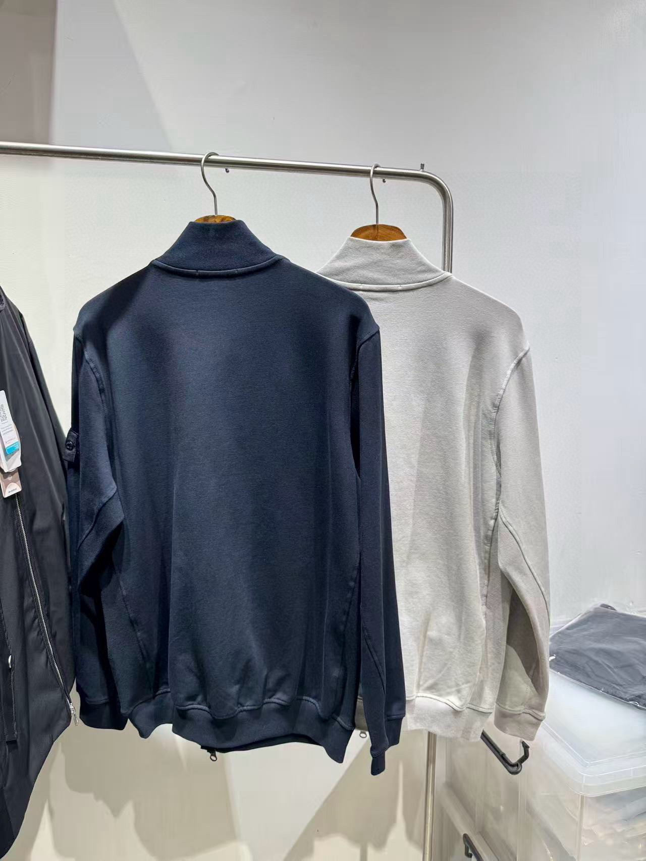 Куртка мужская Stone Island Ghost из хлопкового трикотажа белого цвета на молнии