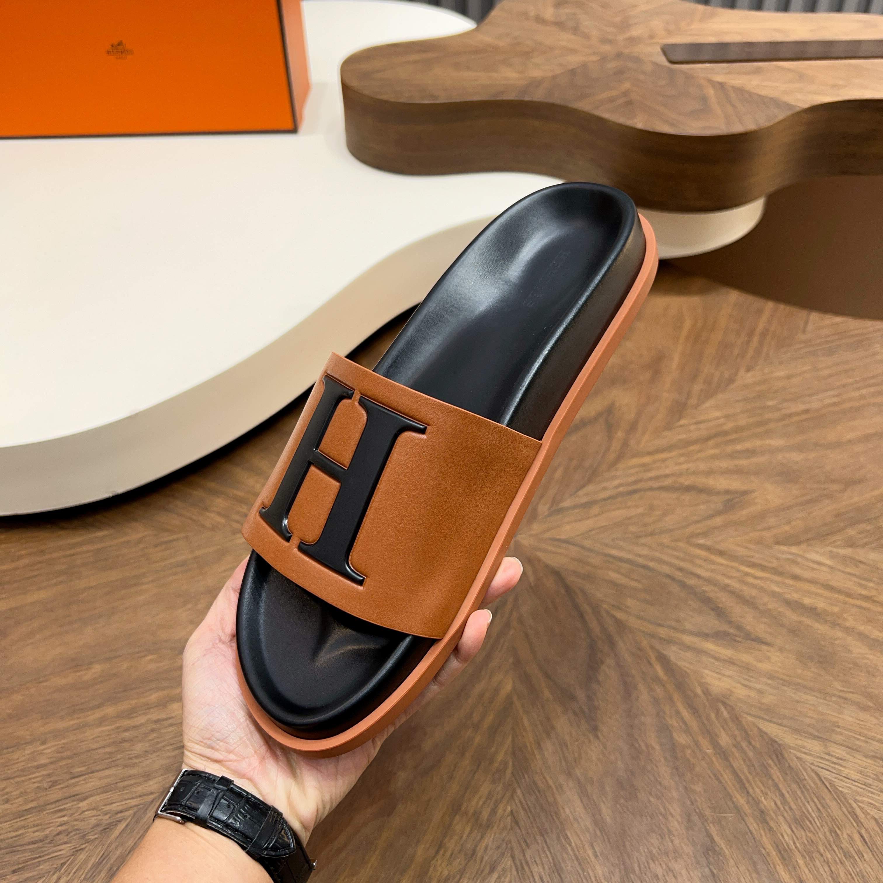 Шлёпанцы мужские в стиле Hermès Oran коричневого цвета