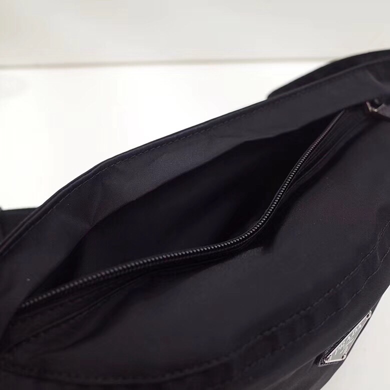 Сумка поясная унисекс в стиле Prada Re-Nylon чёрного цвета с металлической фурнитурой