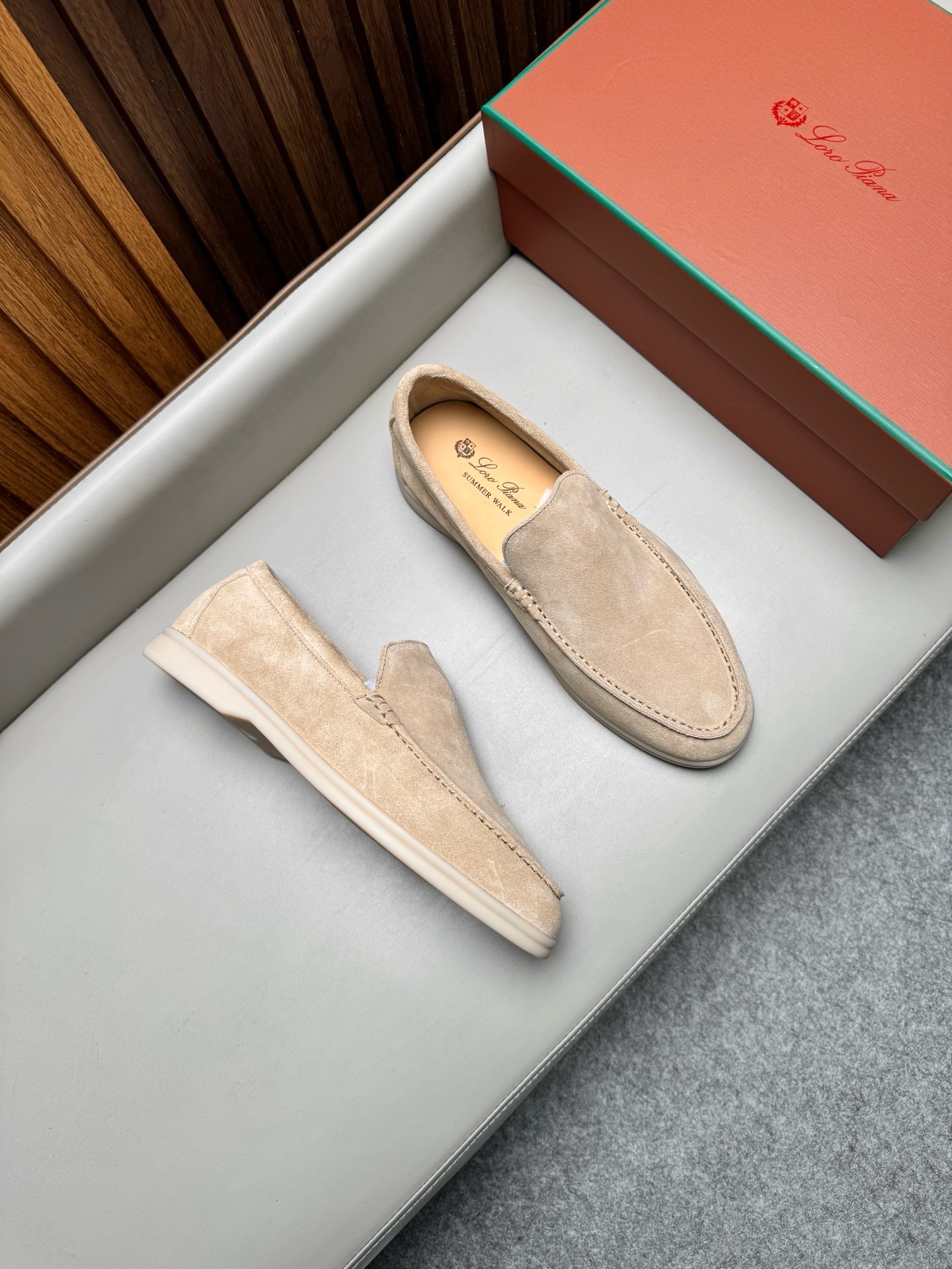 Лоферы унисекс в стиле Loro Piana из натуральной замши бежевого цвета