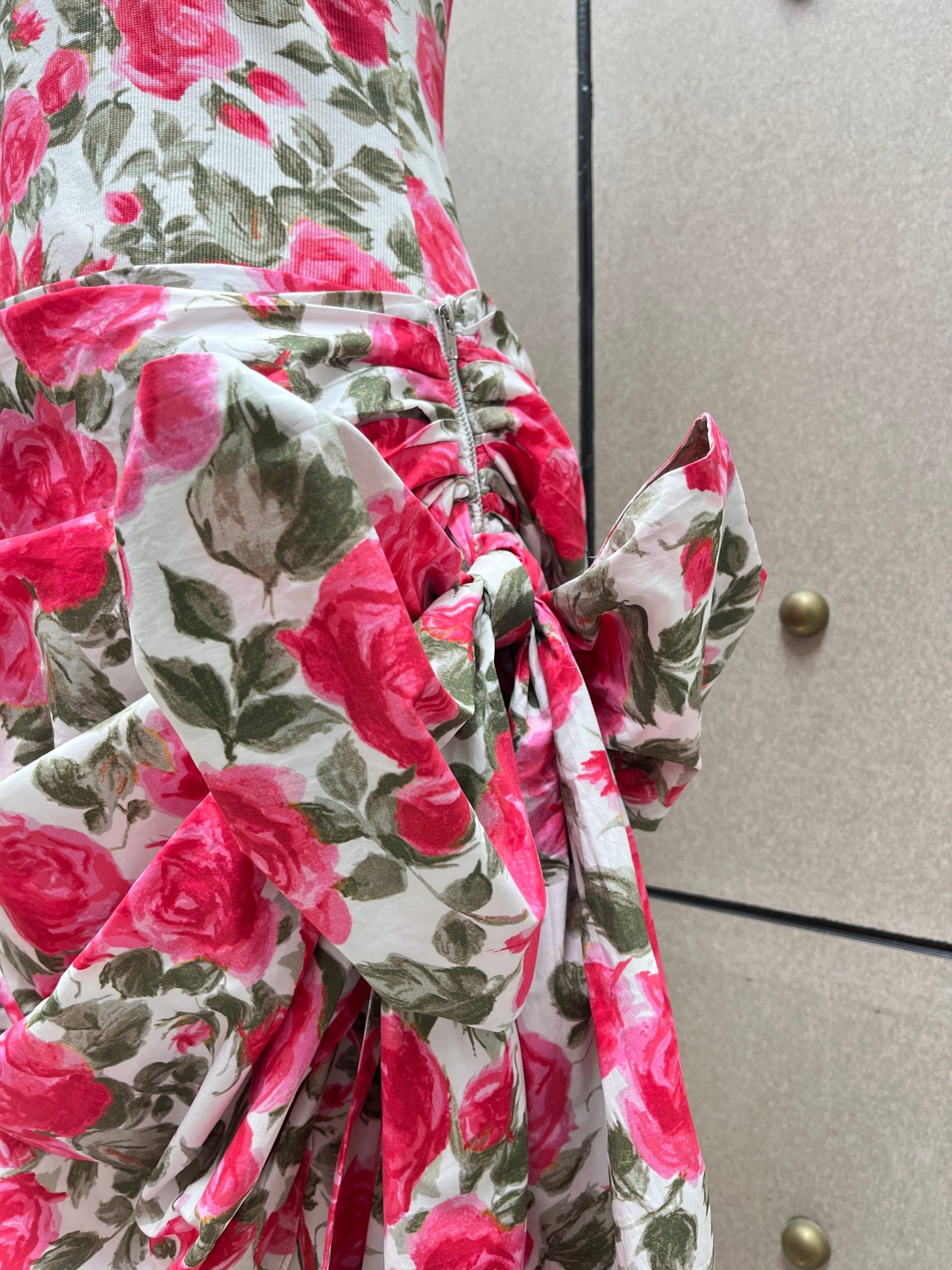Юбка женская в стиле Chloé из хлопка белого цвета с розовым цветочным принтом и драпировкой