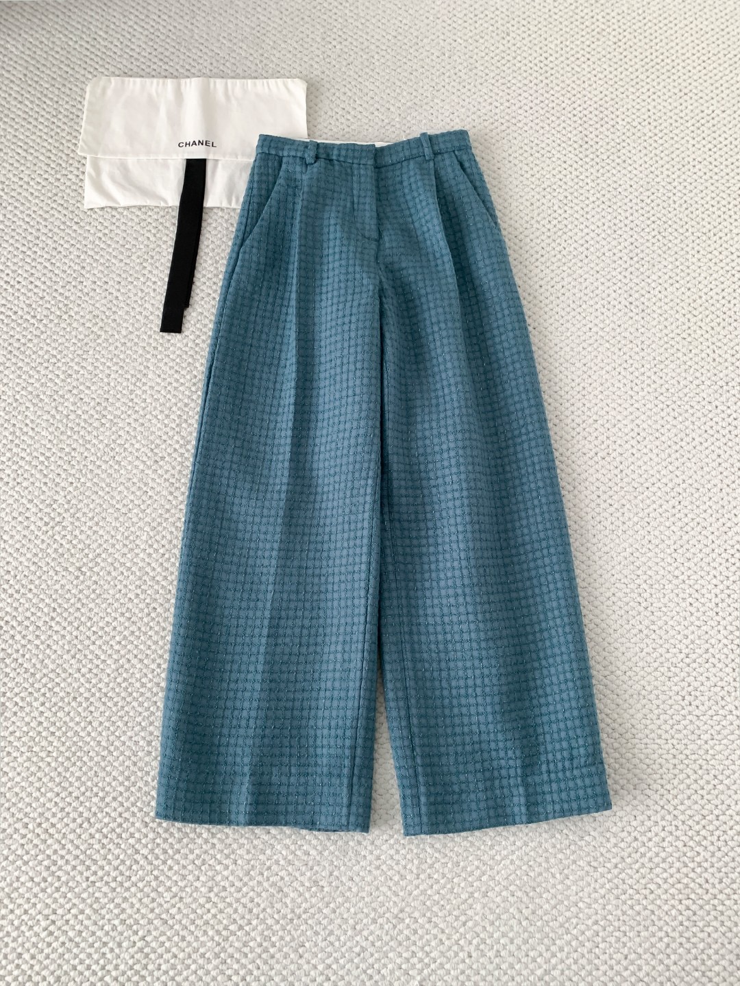 Брюки женские в стиле Chanel из фактурной ткани павлиньего зелёного цвета