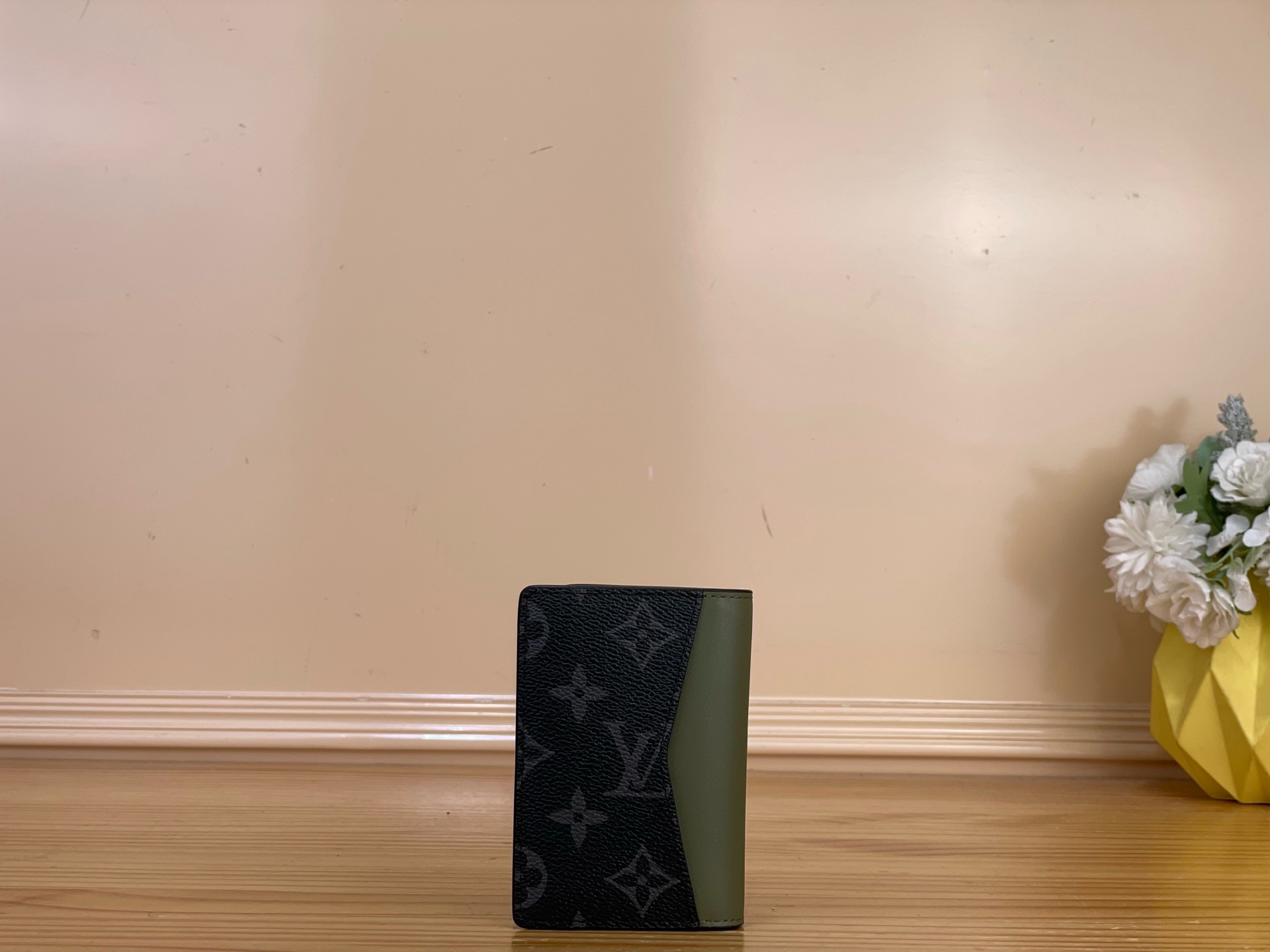 Кошелёк Louis Vuitton чёрно-зелёного цвета