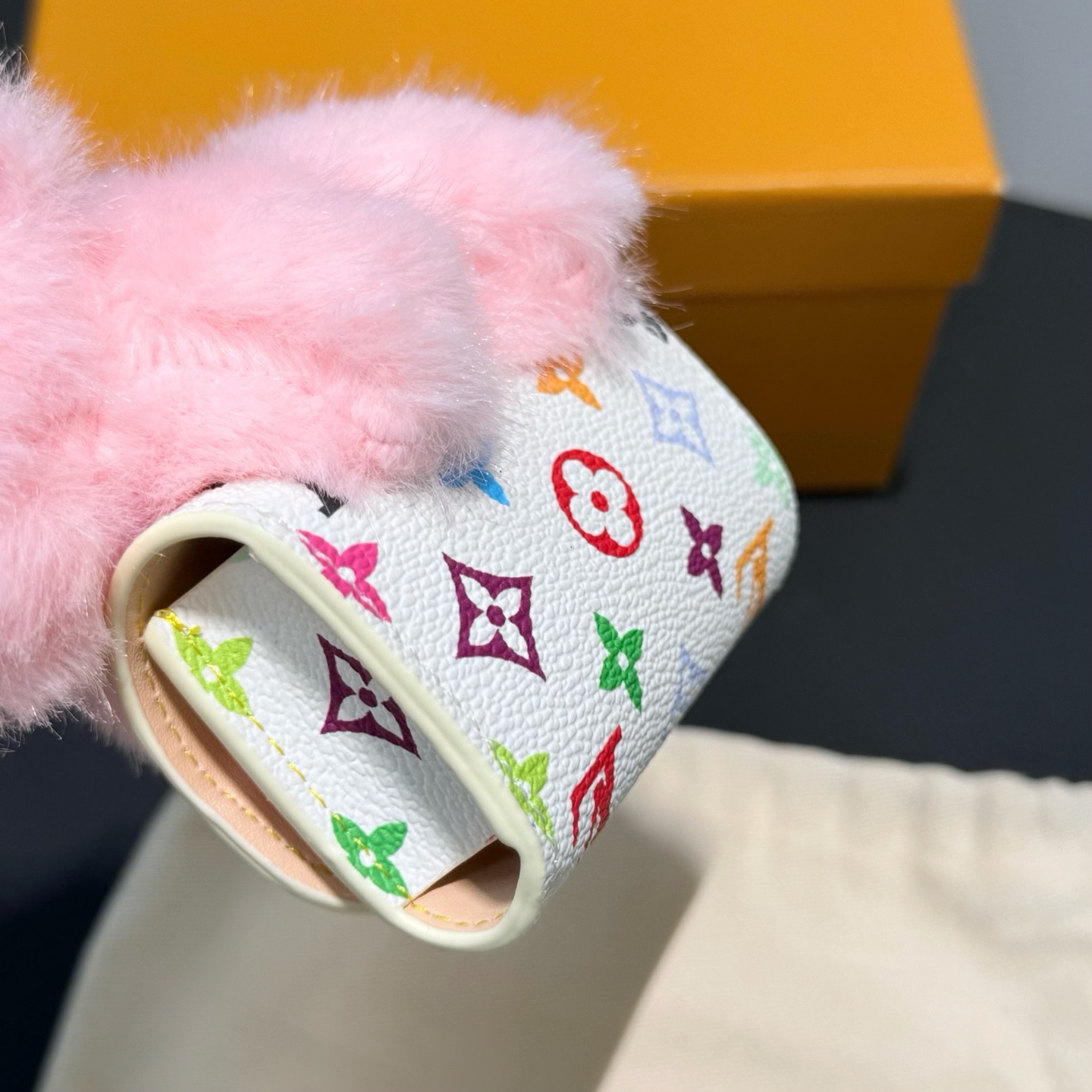 Брелок женский Louis Vuitton LV Cute Capybara розового цвета